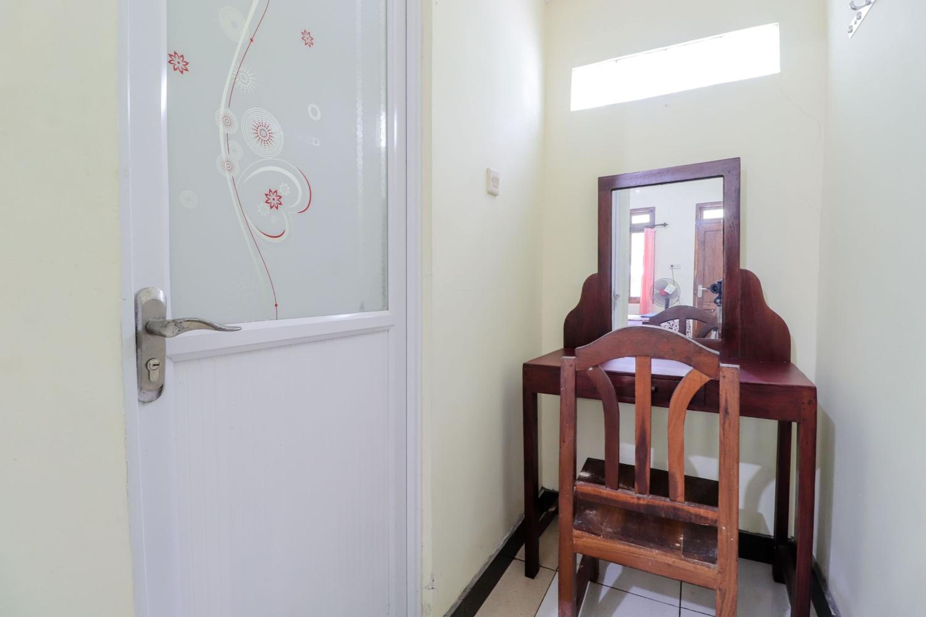 Family Room - Photo 5