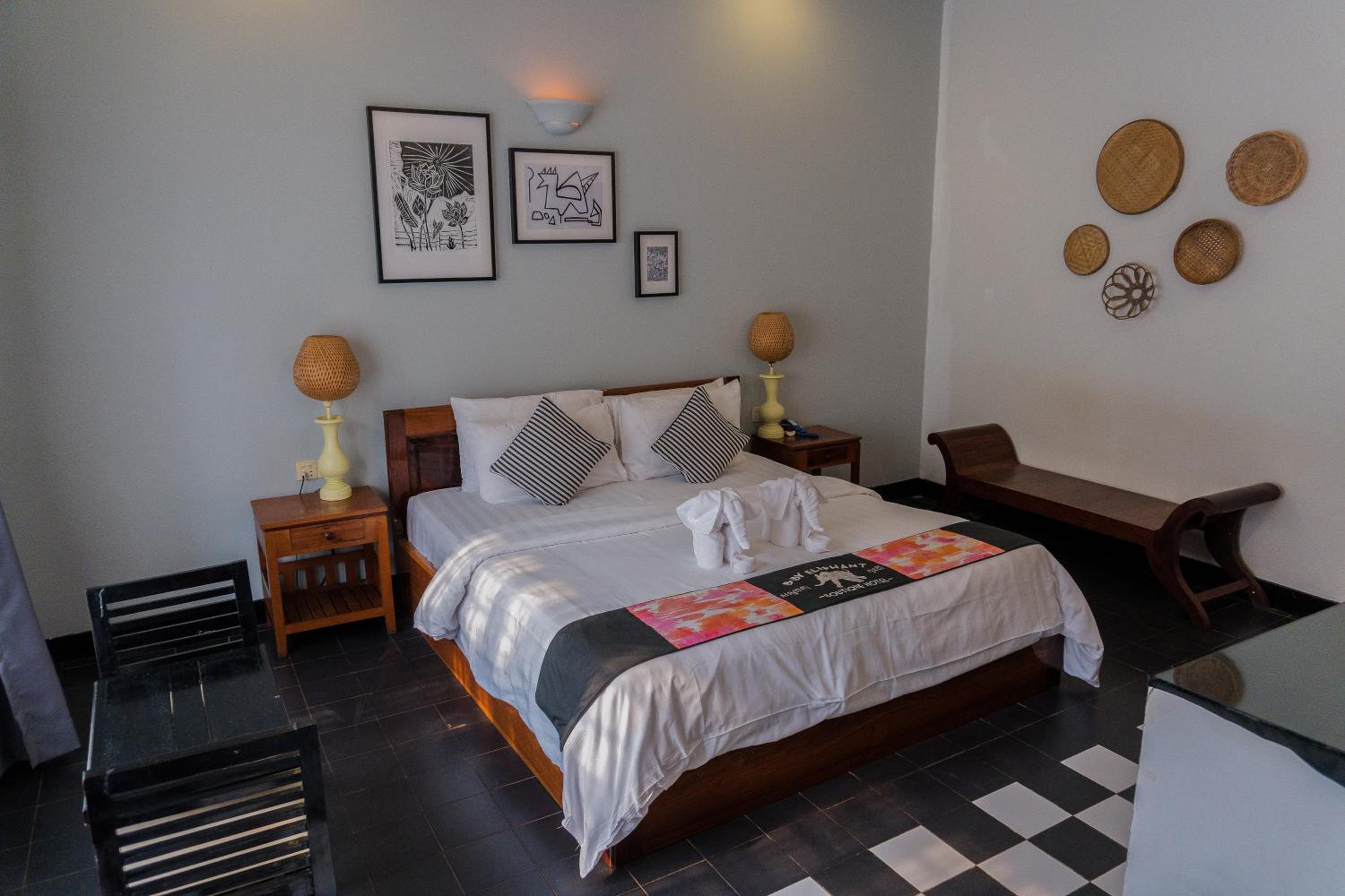 Deluxe Double Room - Photo 9