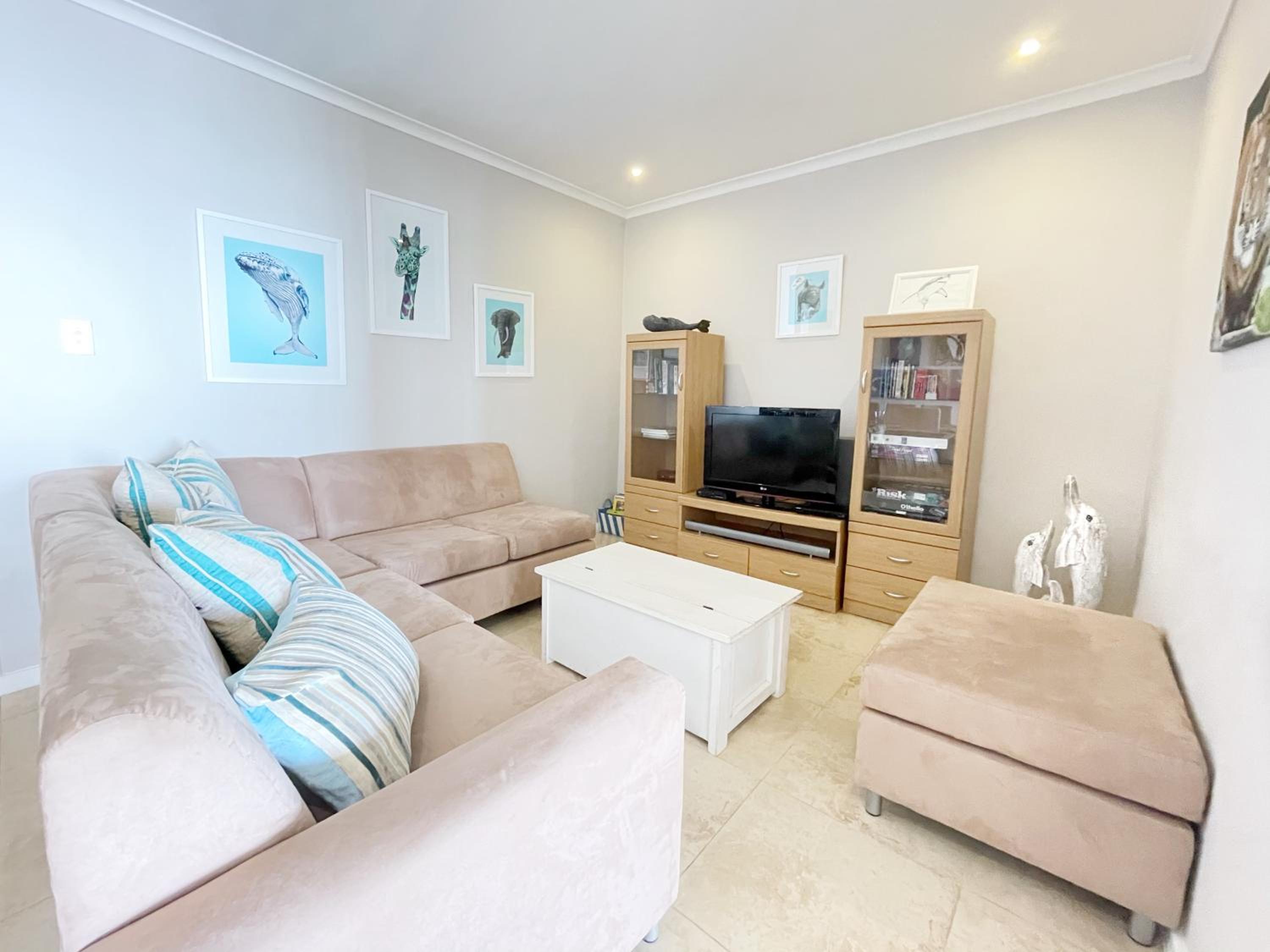Apartment with Balcony - Photo 6