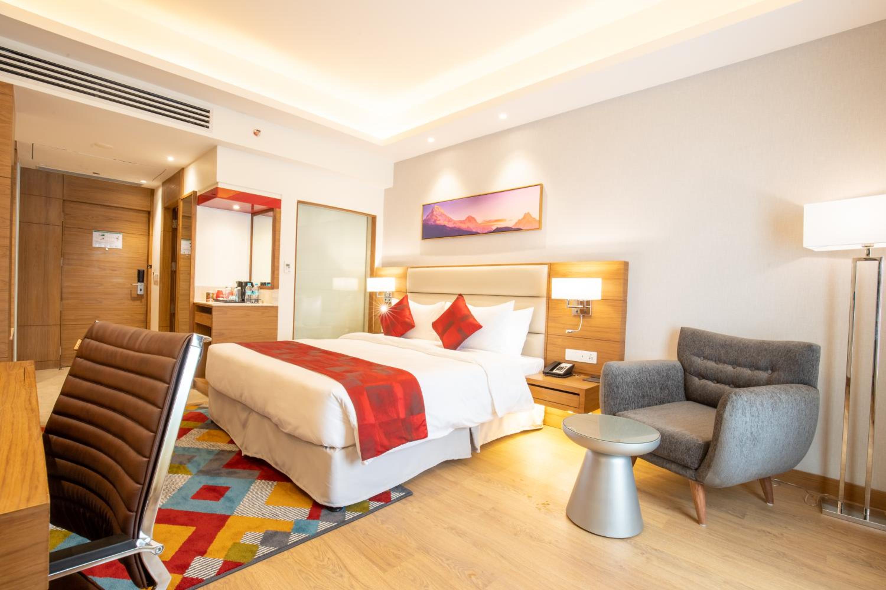 Deluxe King Room,with Balcony and City View - Non Smoking (10% off on Food and Soft Beverages) - Photo 9