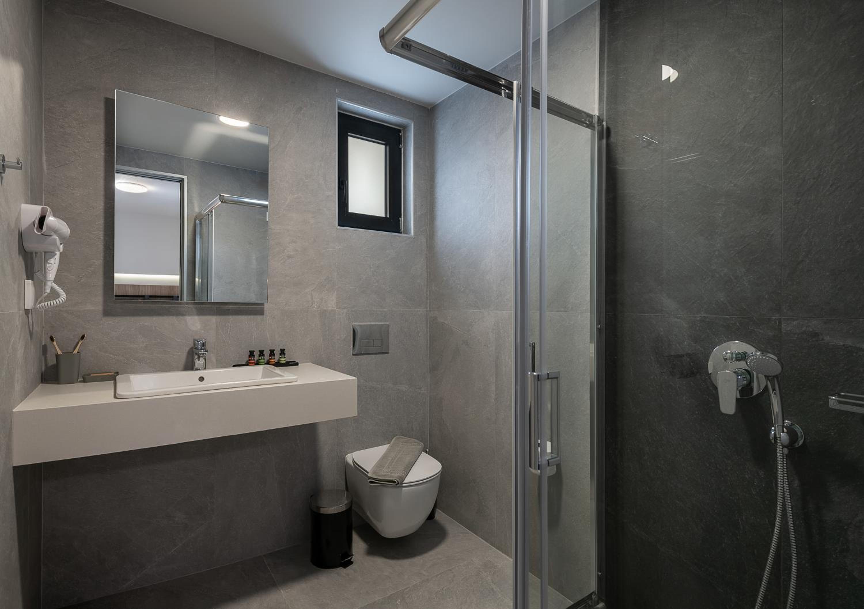 Deluxe Double Room with Balcony thumbnail 5