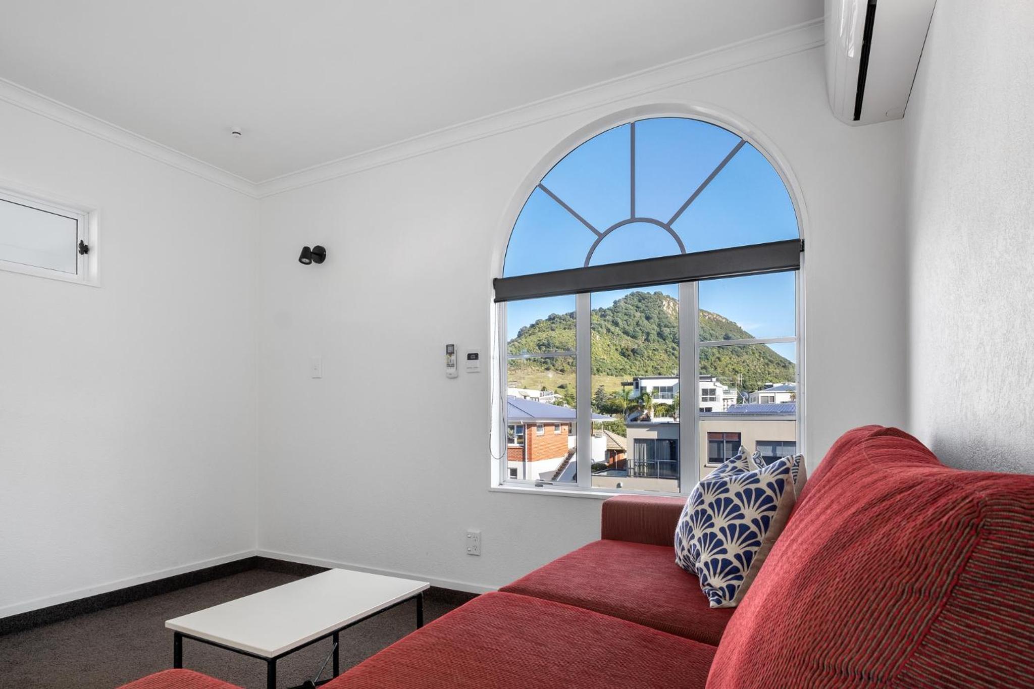 Queen Suite with Mountain View photo 3