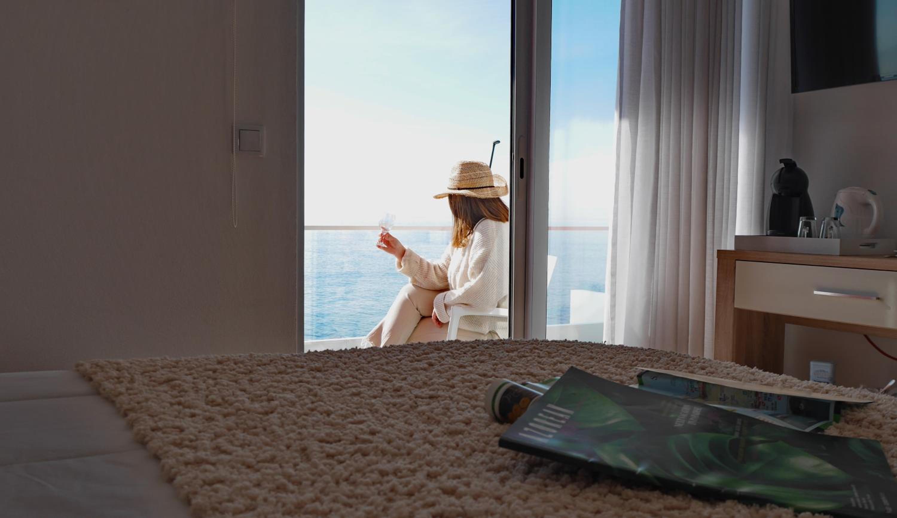 Deluxe Double Room with Balcony and Sea View - Photo 15
