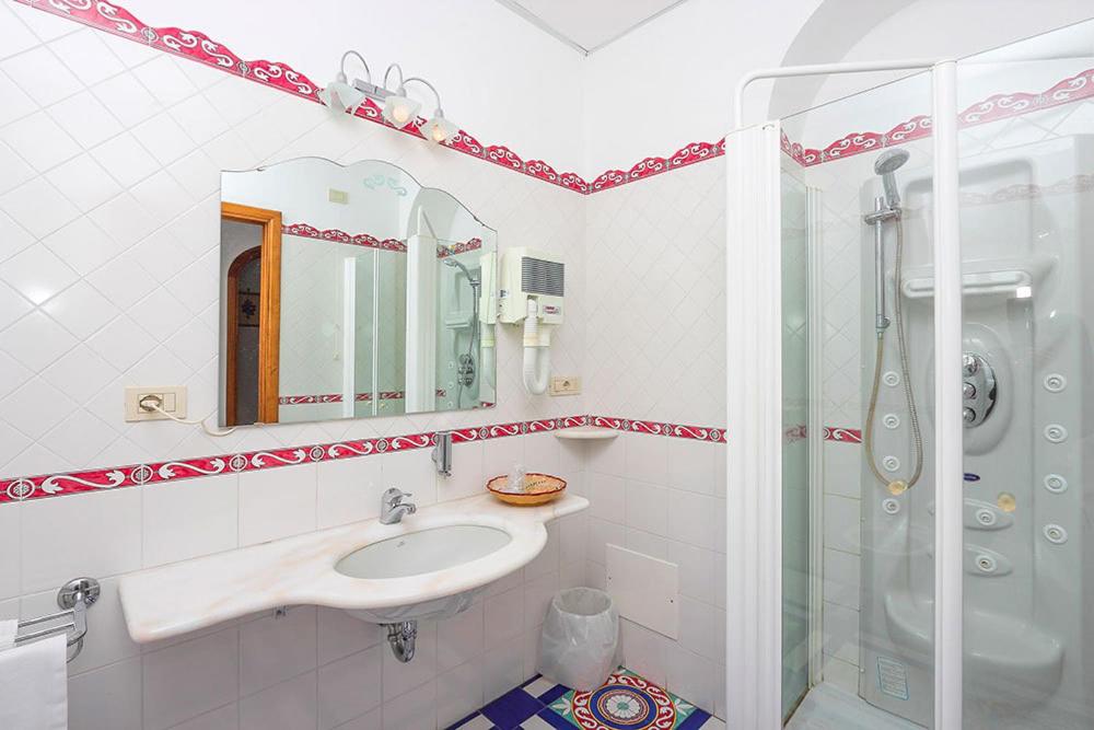 Superior Double Room with Sea View - Photo 3