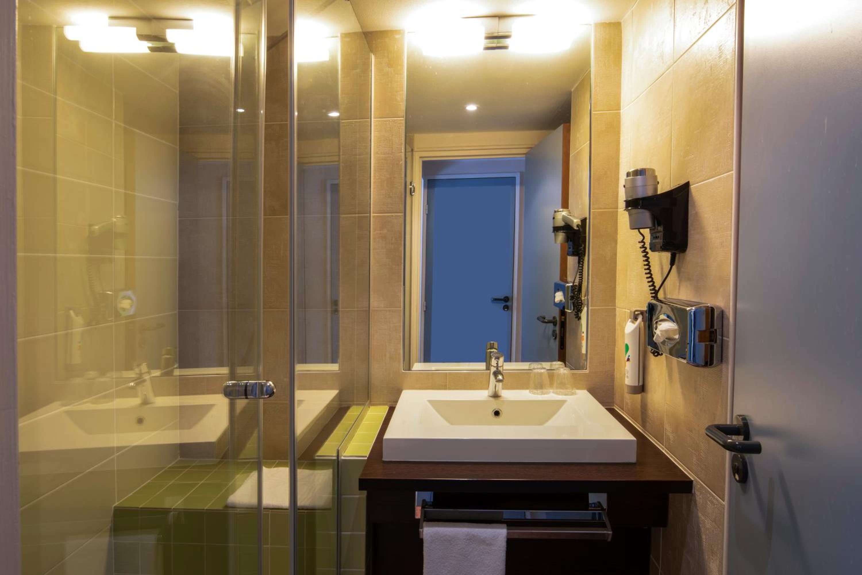 Standard Double Room - Photo 7