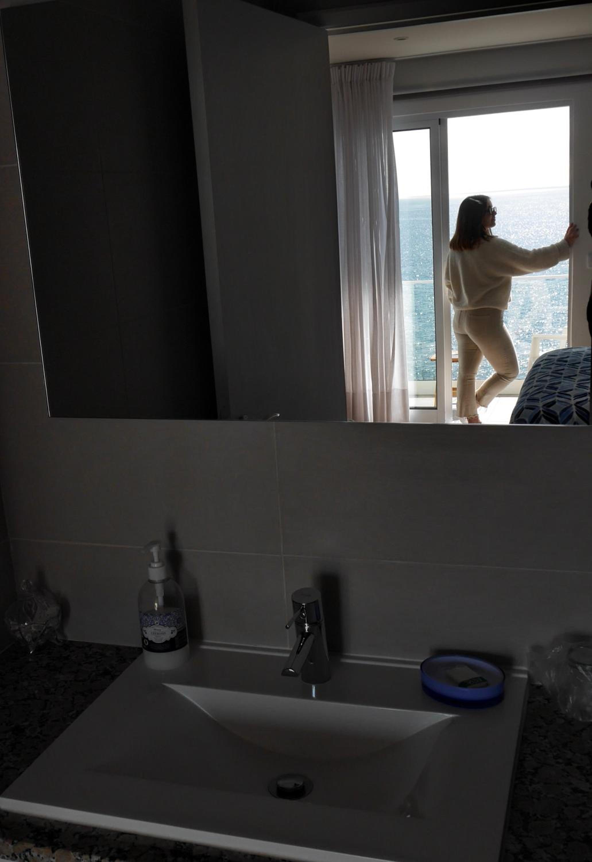 Deluxe Double Room with Balcony and Sea View - Photo 13