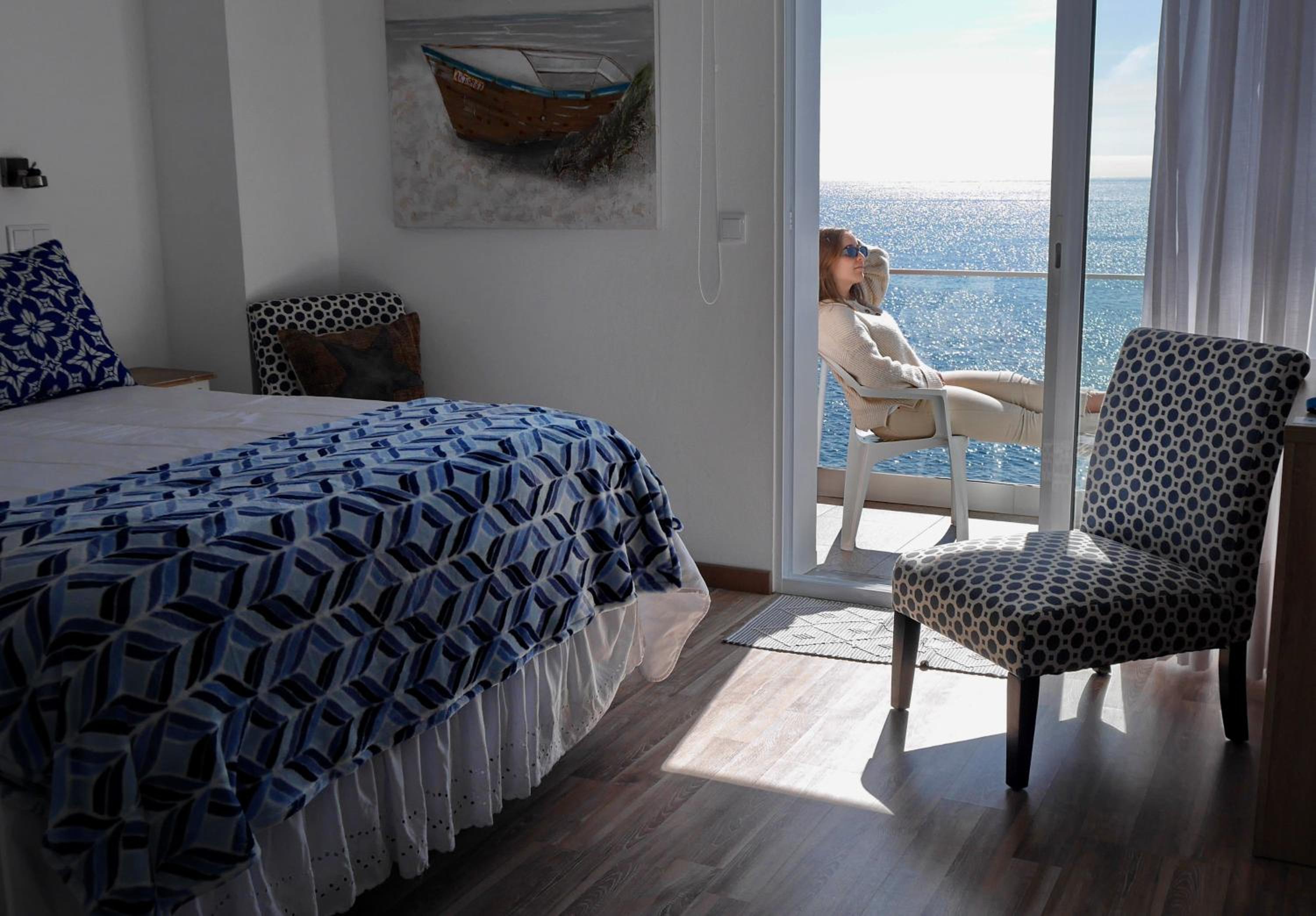Deluxe Double Room with Balcony and Sea View - Photo 12