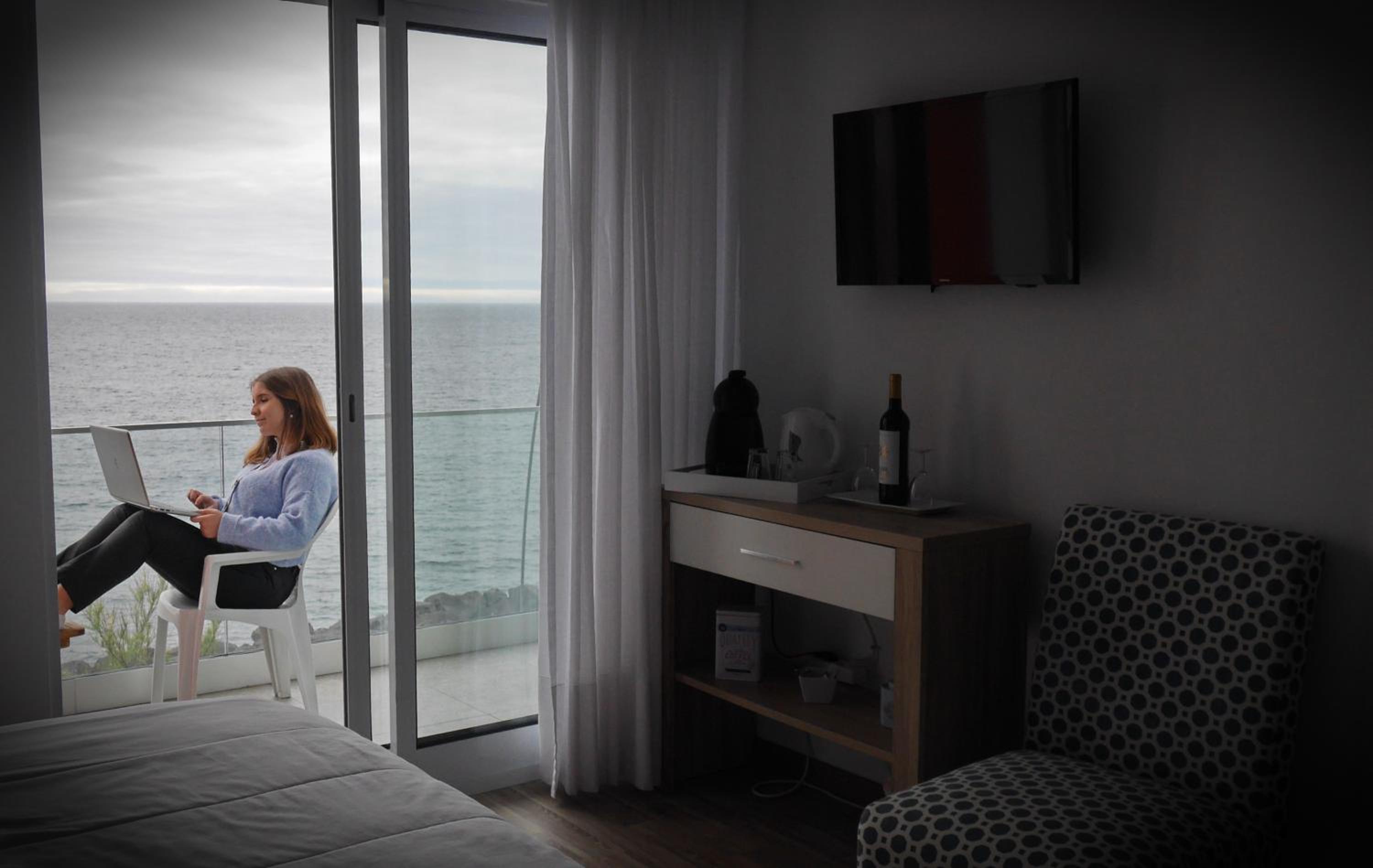 Deluxe Double Room with Balcony and Sea View - Photo 9