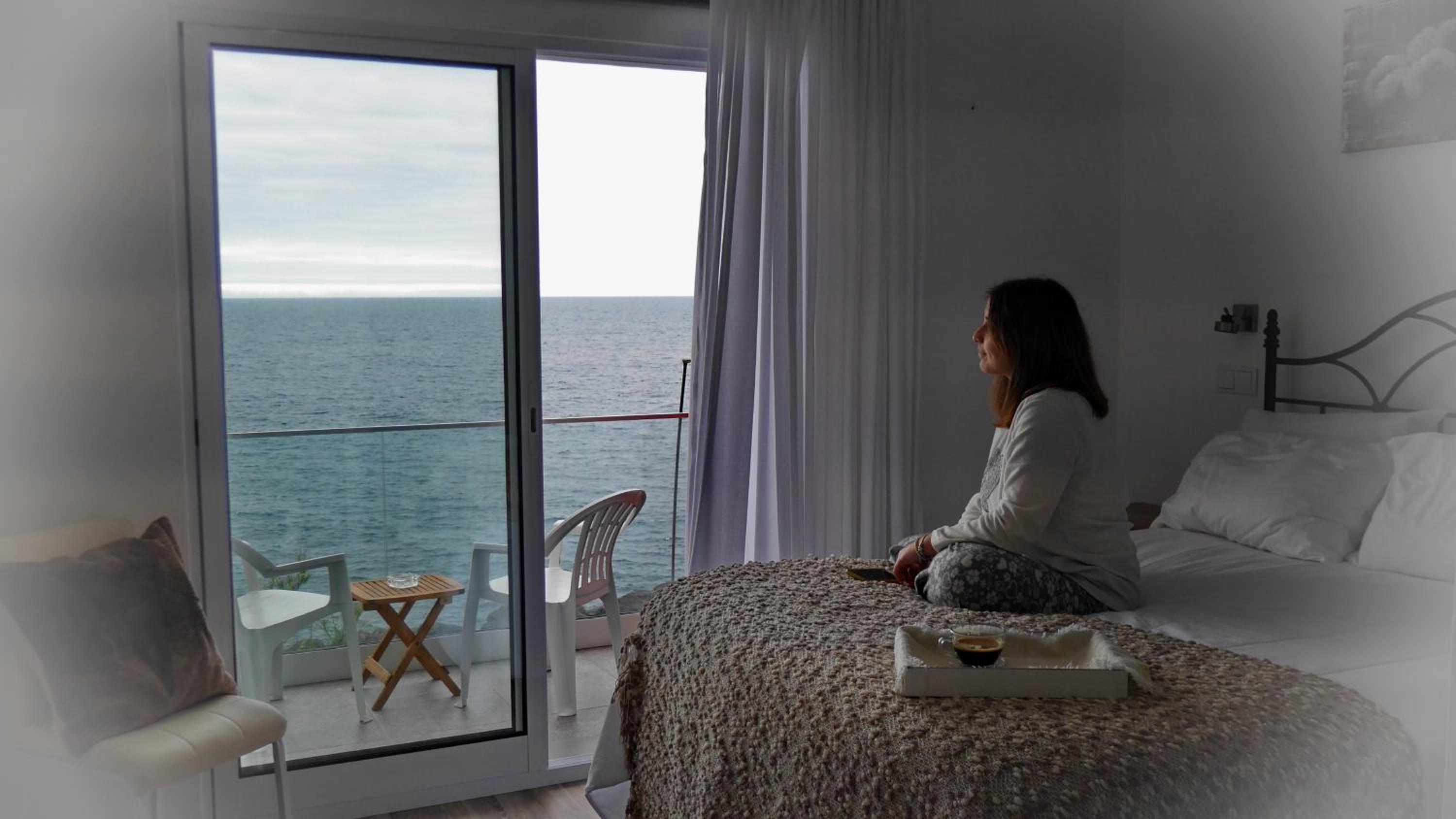Deluxe Double Room with Balcony and Sea View - Photo 8