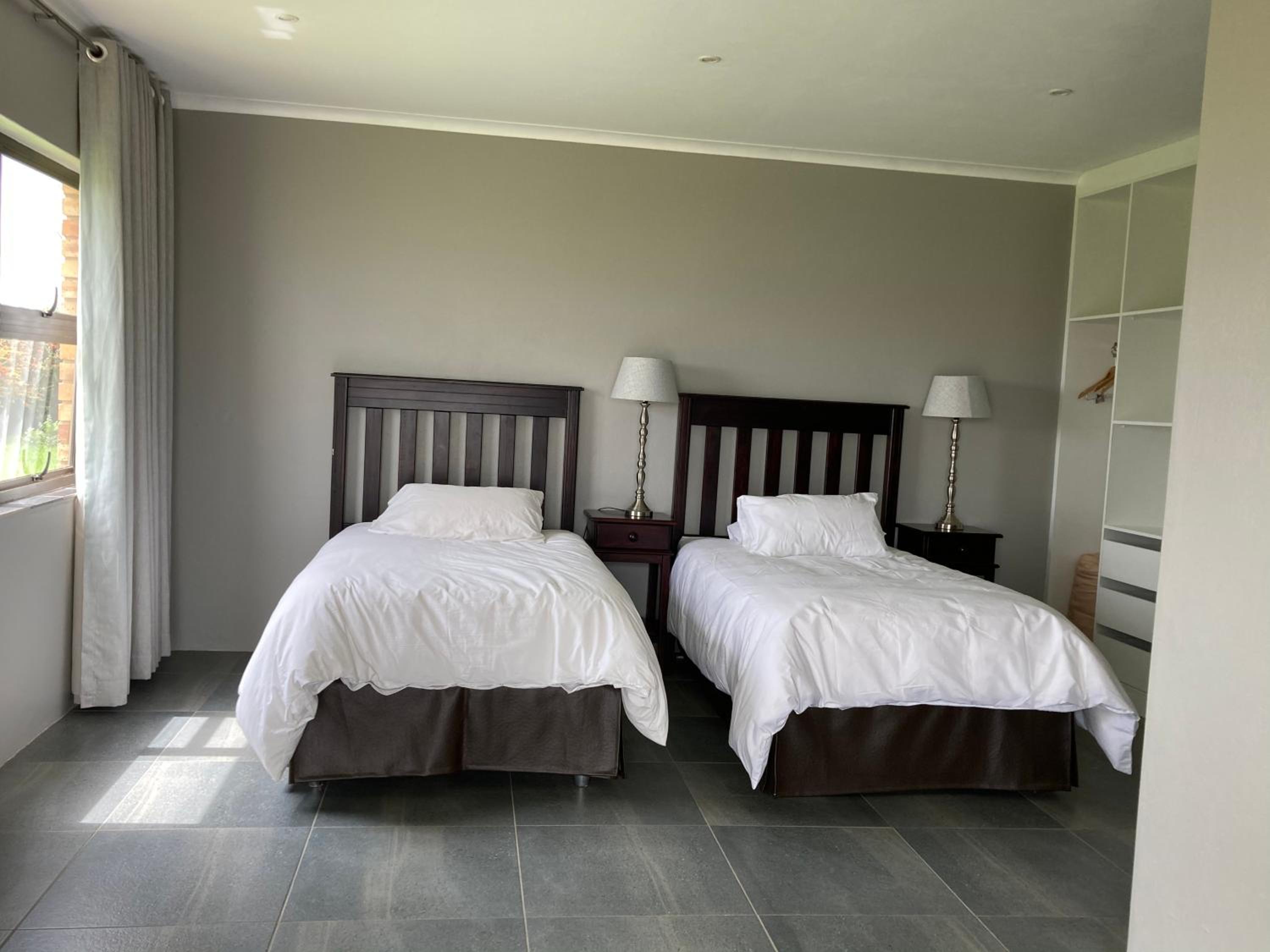 Double Room with Lake View - Photo 4