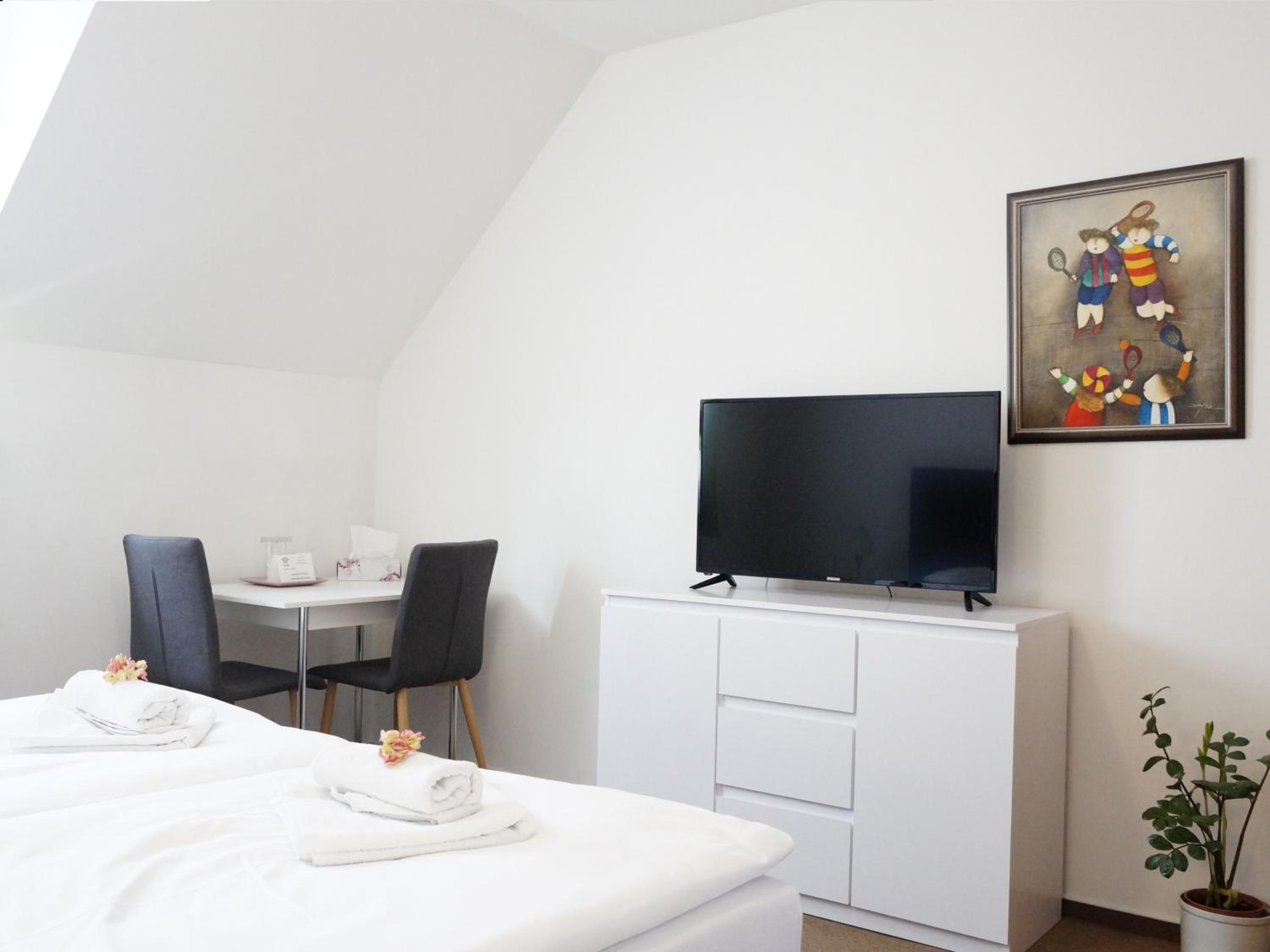 Double or Twin Room with Shower - Photo 2