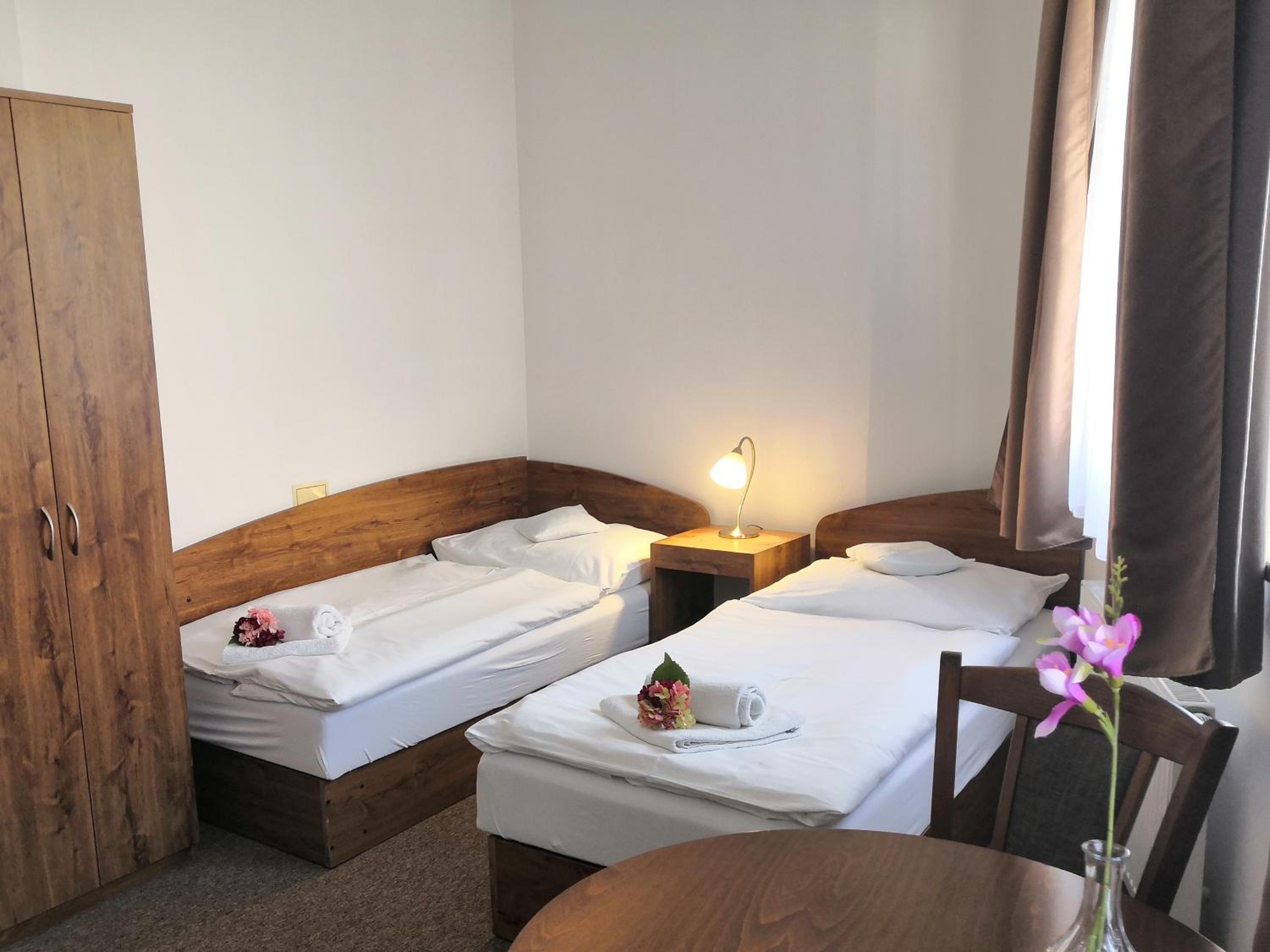 Economy Twin Room - Photo 3