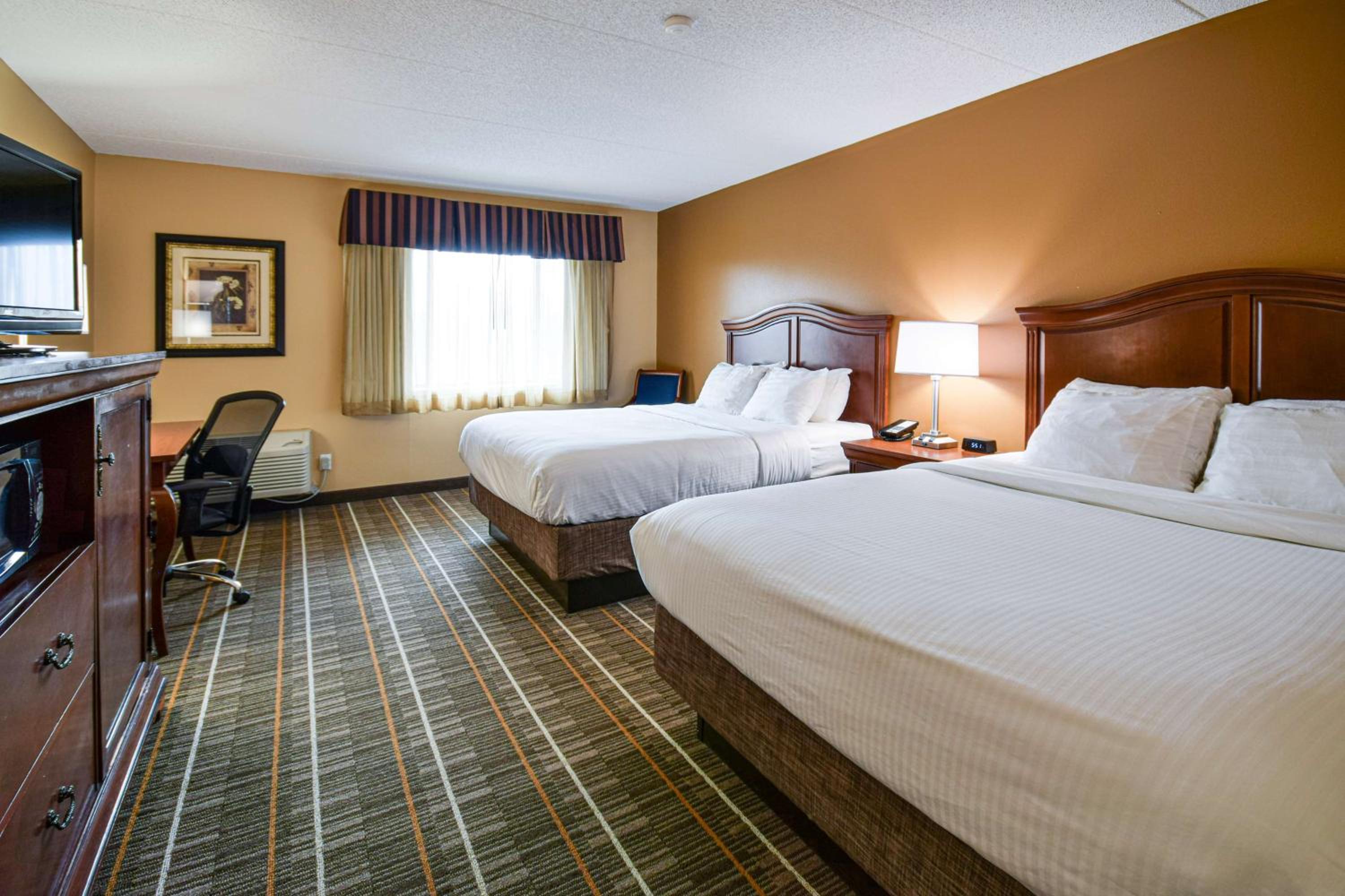 Queen Room with Two Queen Beds - Non-Smoking photo 3