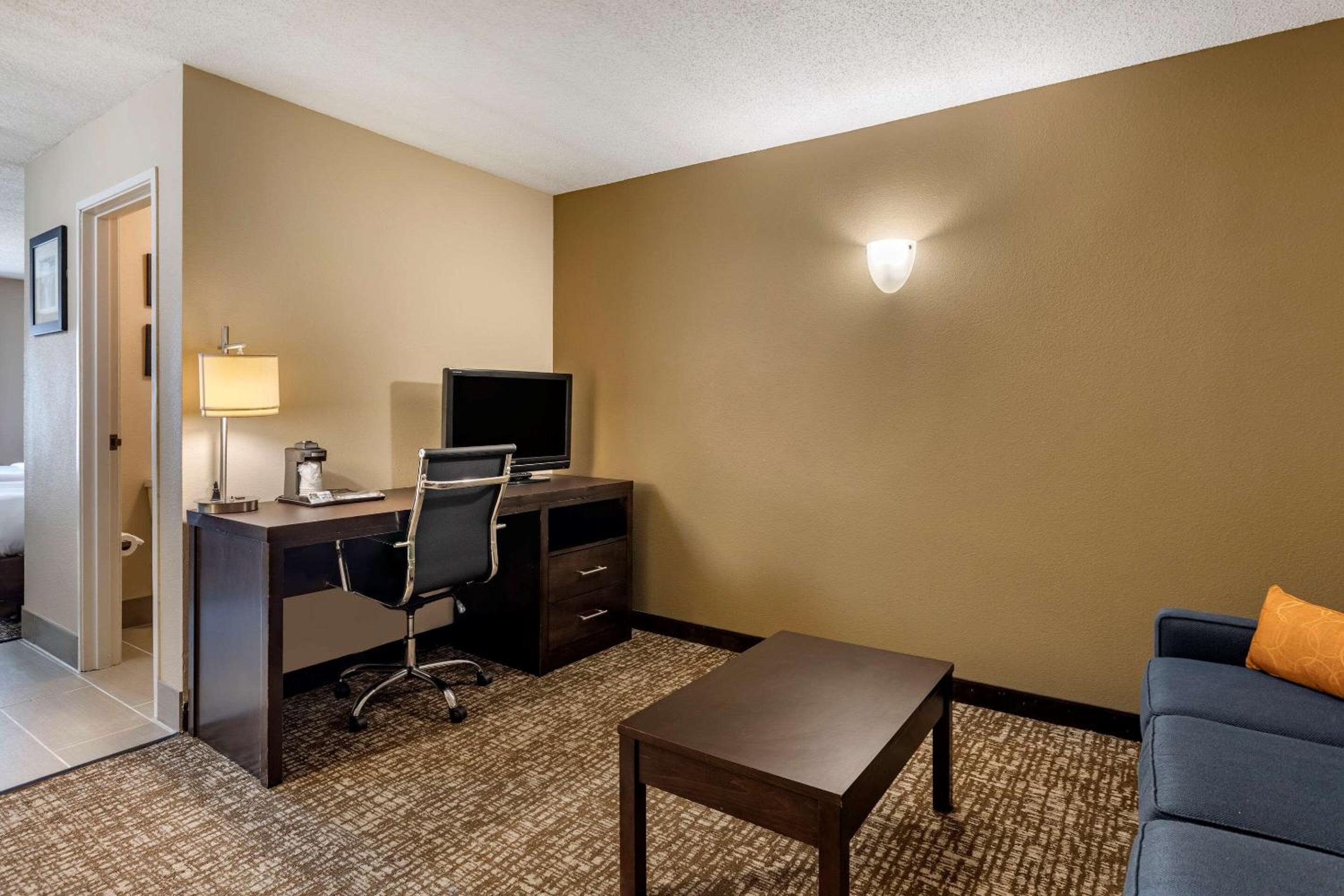 Double Bed Suite with Sitting Area - Photo 2