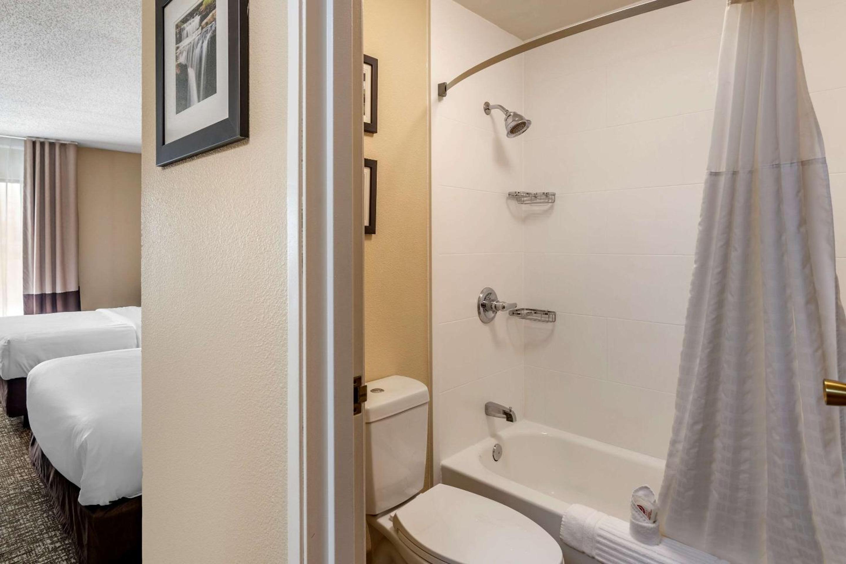 Double Bed Suite with Sitting Area - Photo 4
