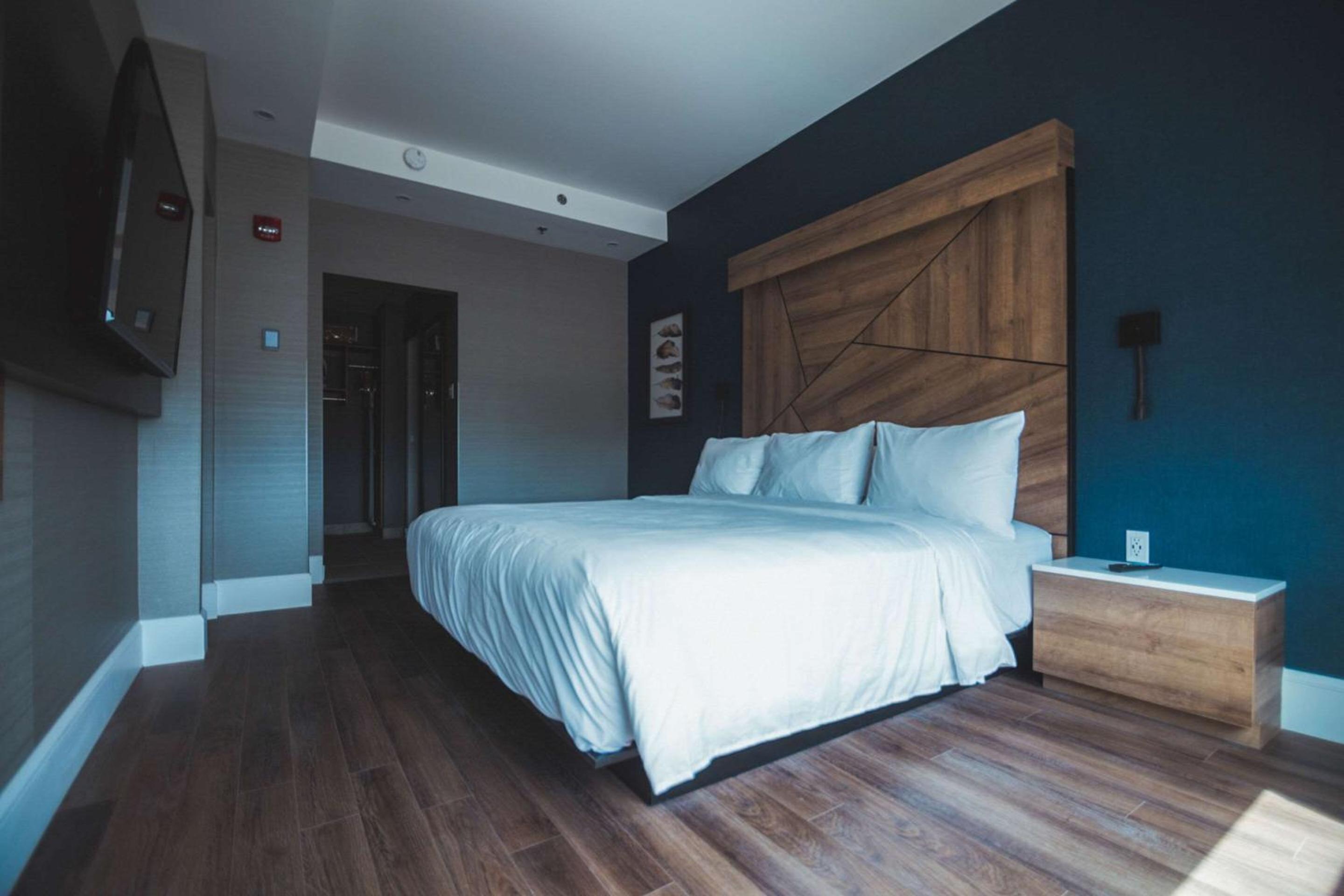 Standard King Room - Non-Smoking - Photo 11