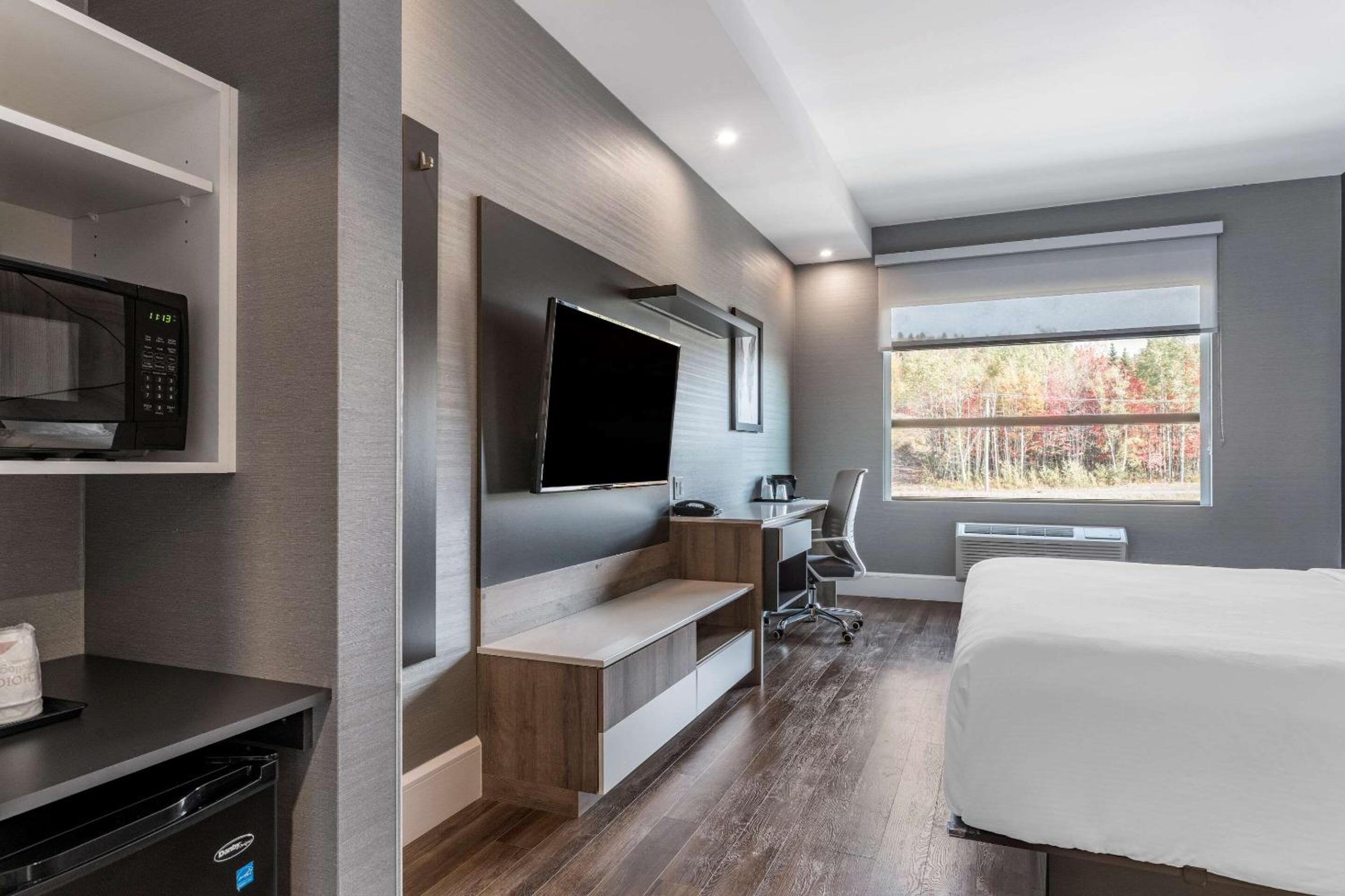King Room - Accessible/Non-Smoking - Photo 2