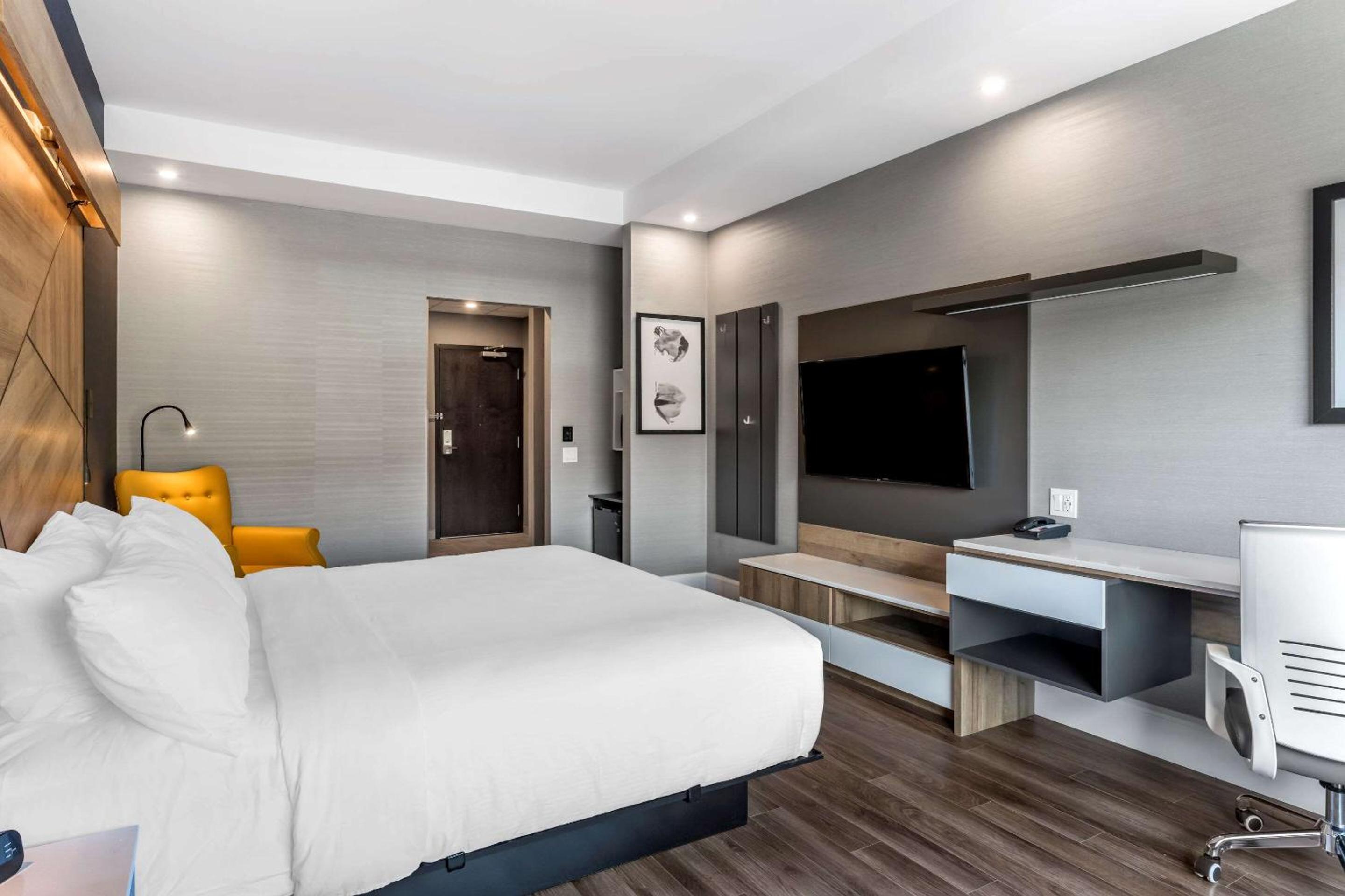 Standard King Room - Non-Smoking - Photo 9