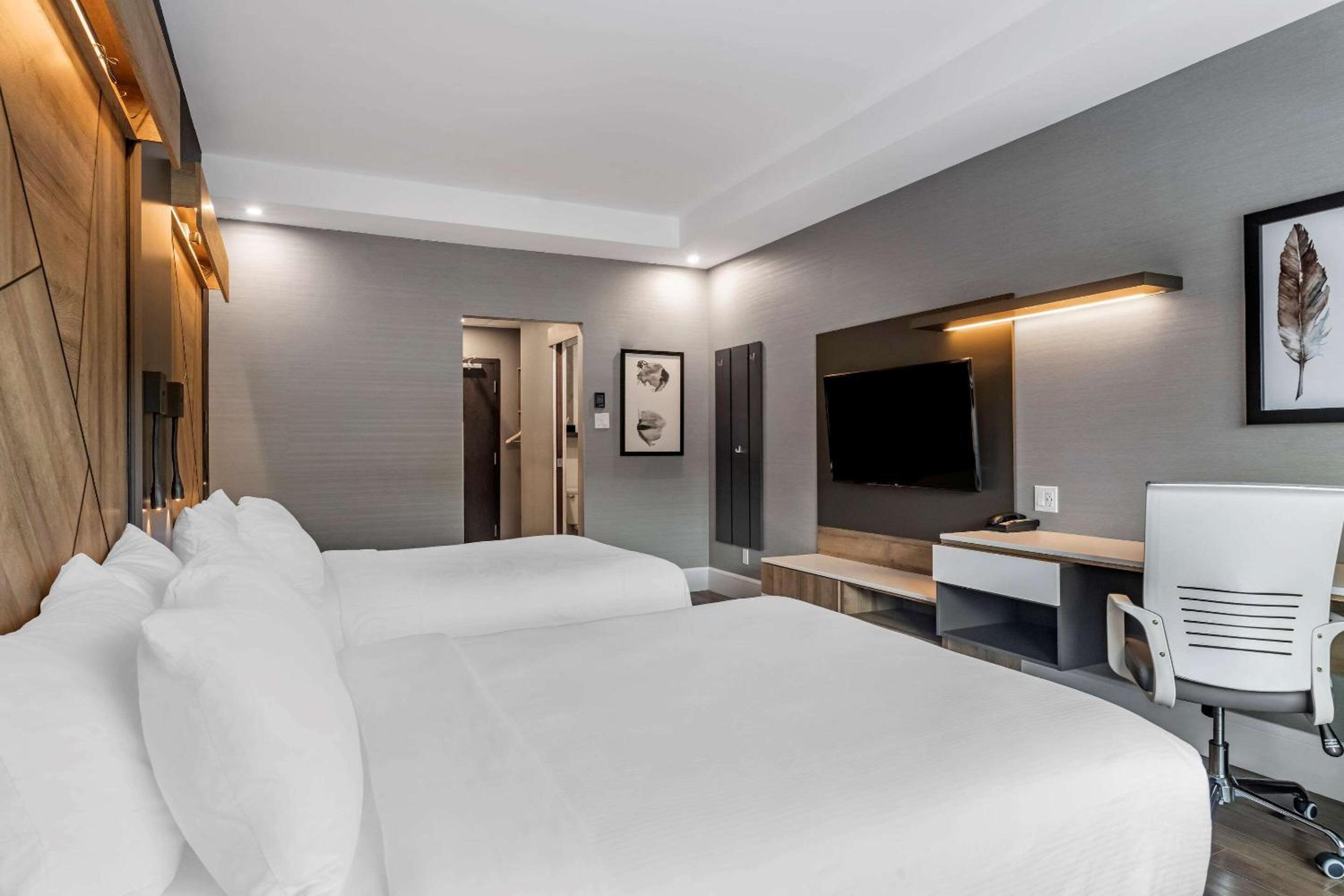Standard Queen Room with Two Queen Beds - Non-Smoking - Photo 6