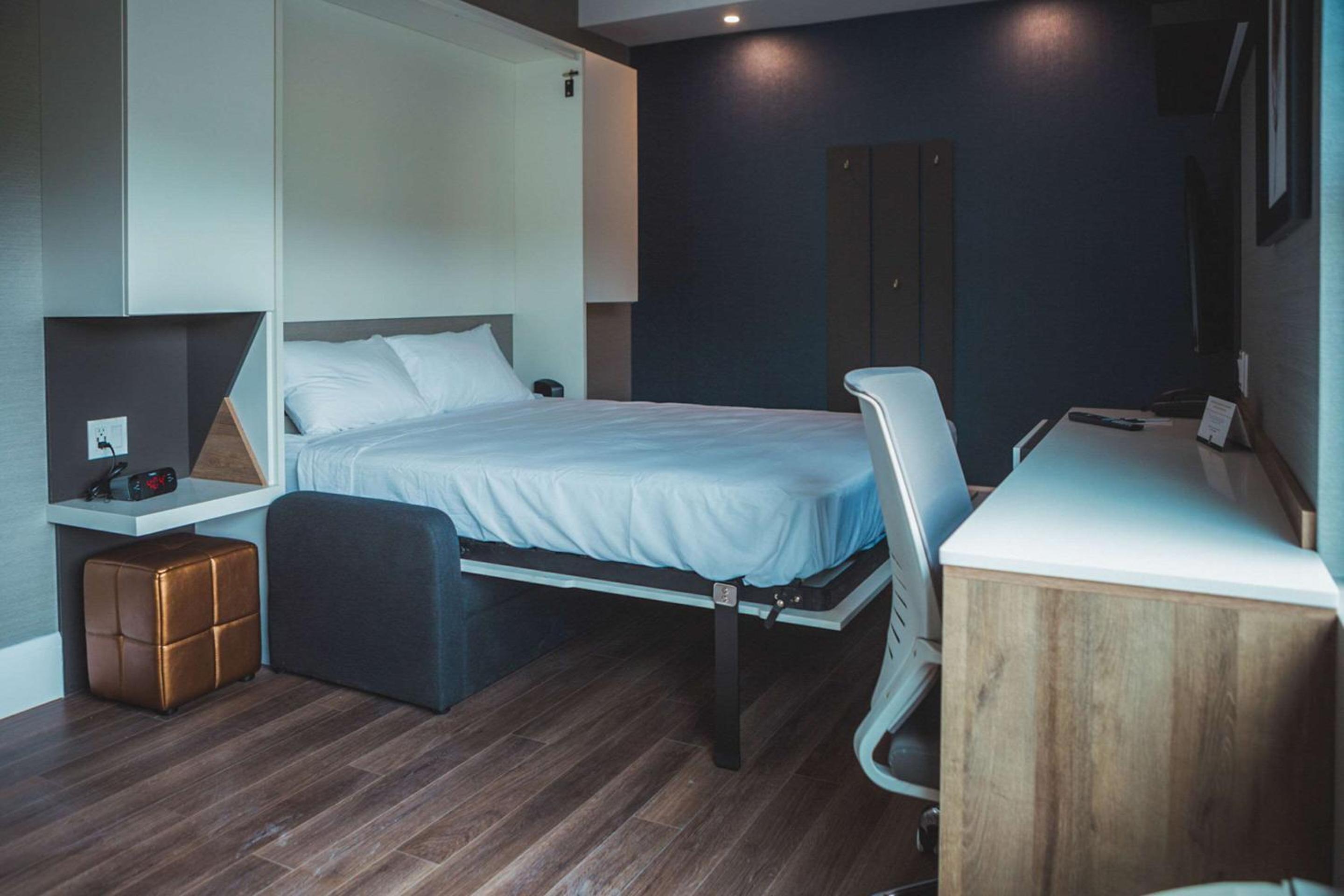 King Suite with Sofa Bed - Non-Smoking - Photo 4