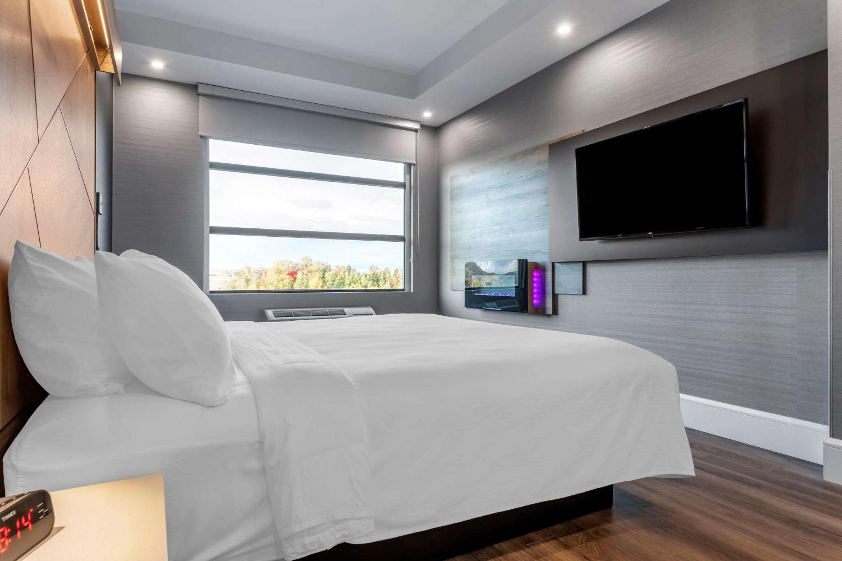 King Suite with Sofa Bed - Non-Smoking - Photo 10