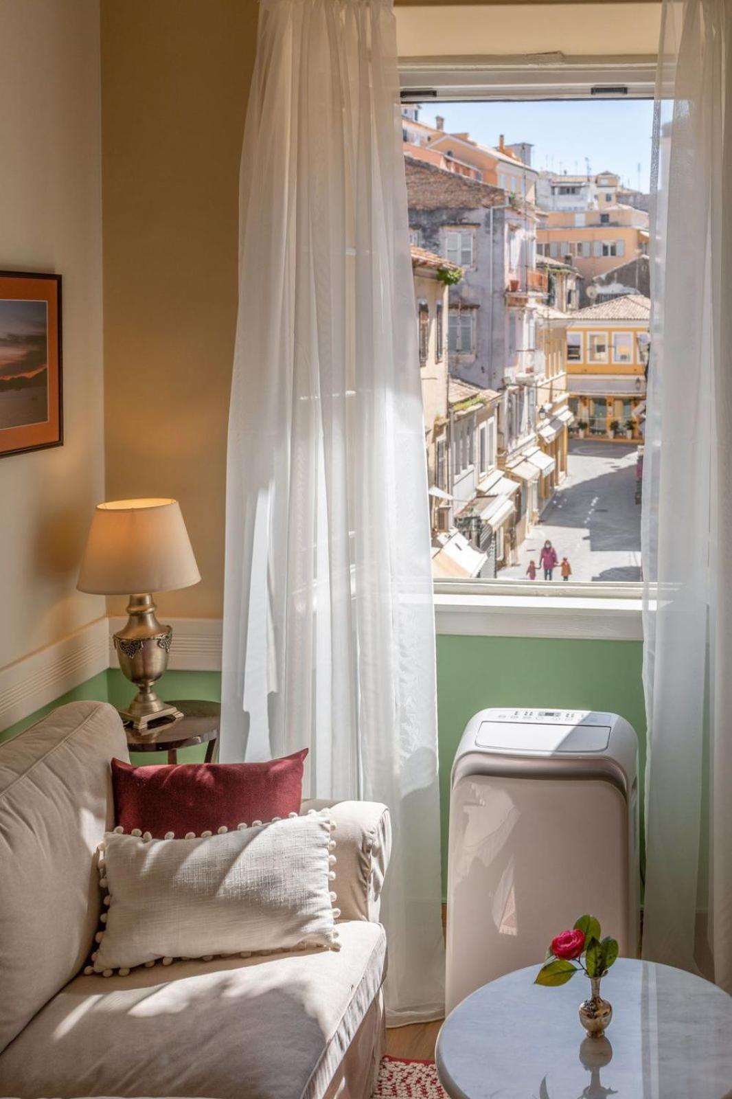 One-Bedroom Apartment with City View photo 3