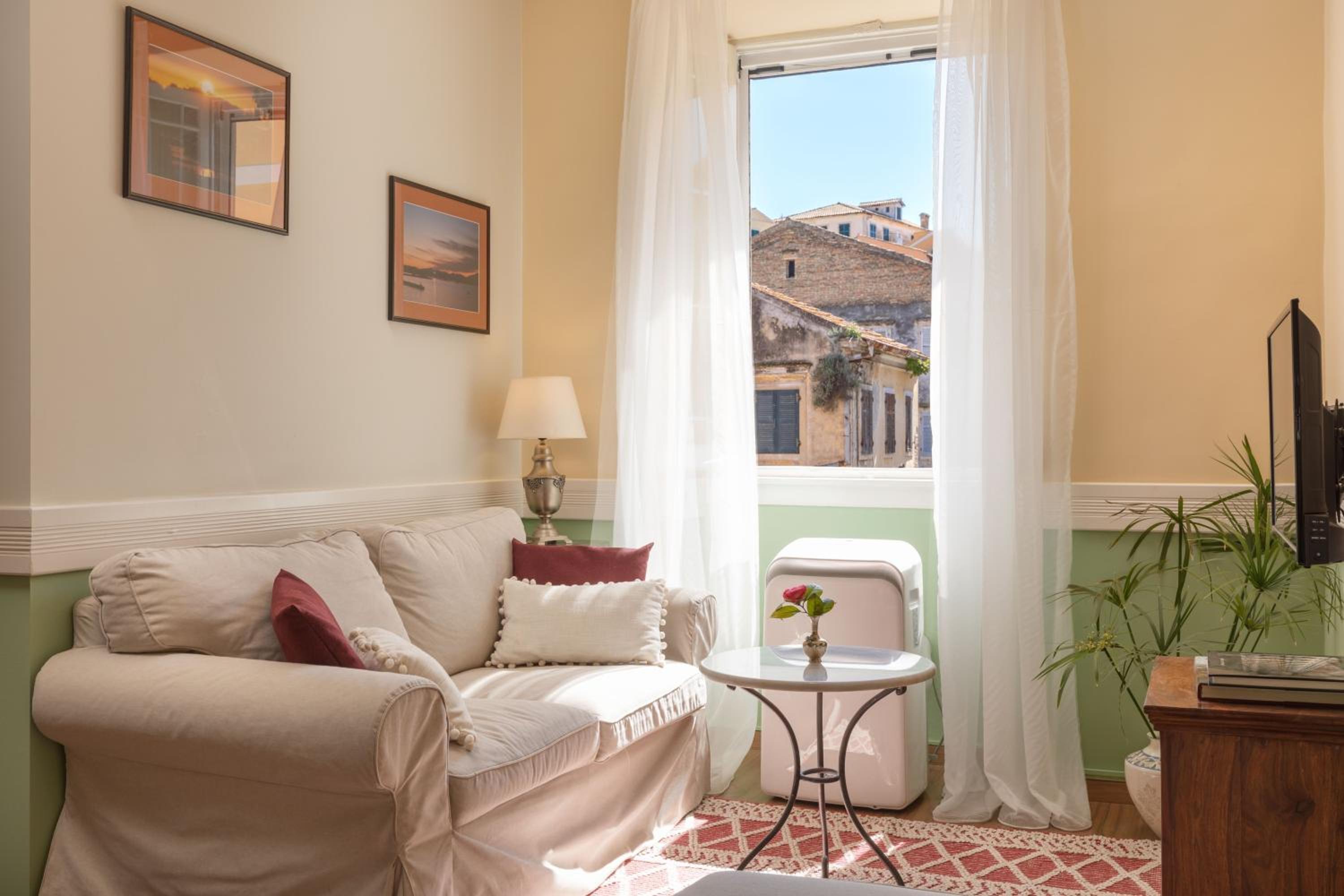 One-Bedroom Apartment with City View photo 1