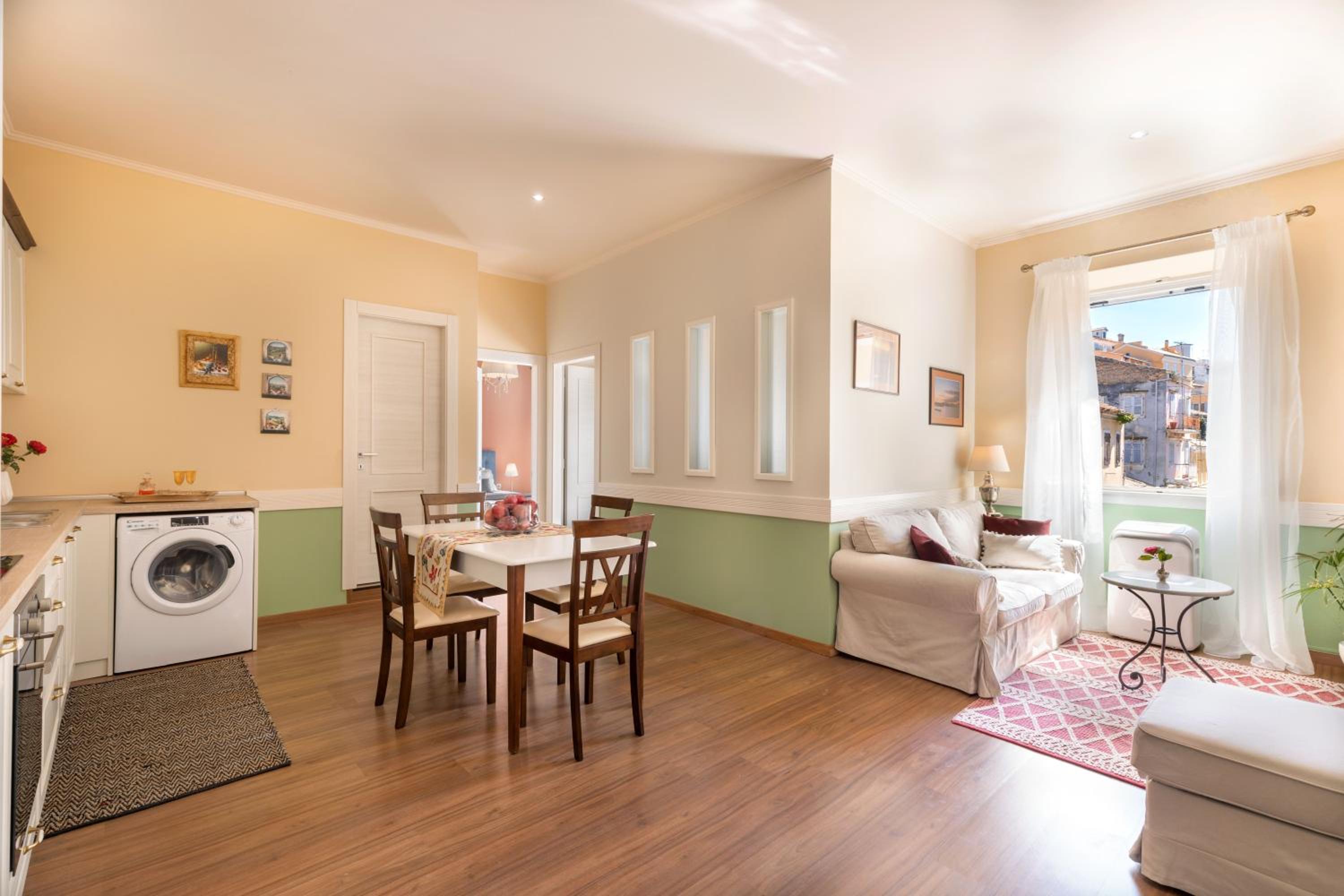 One-Bedroom Apartment with City View photo 2