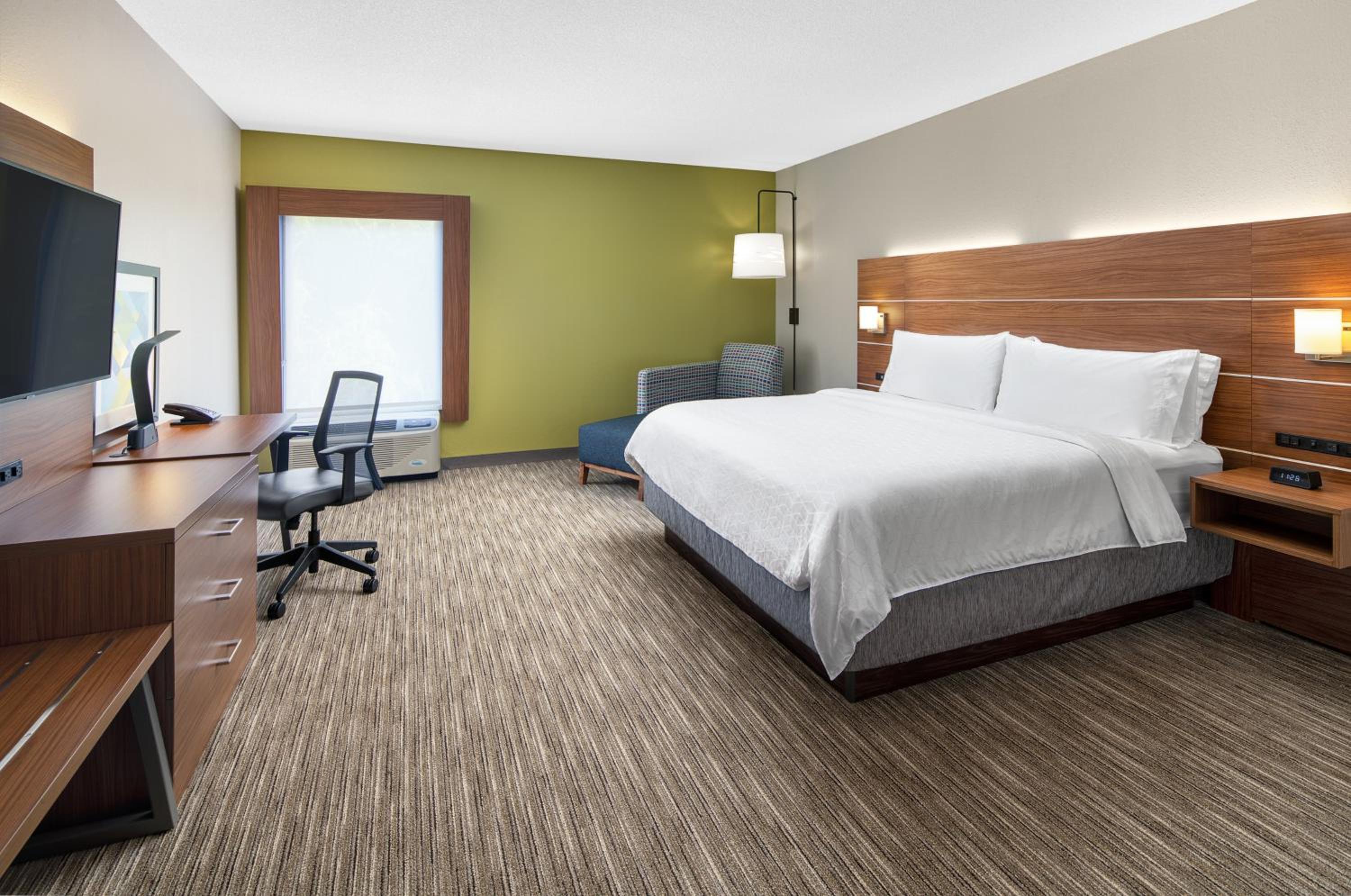 Standard King Room - Photo 7