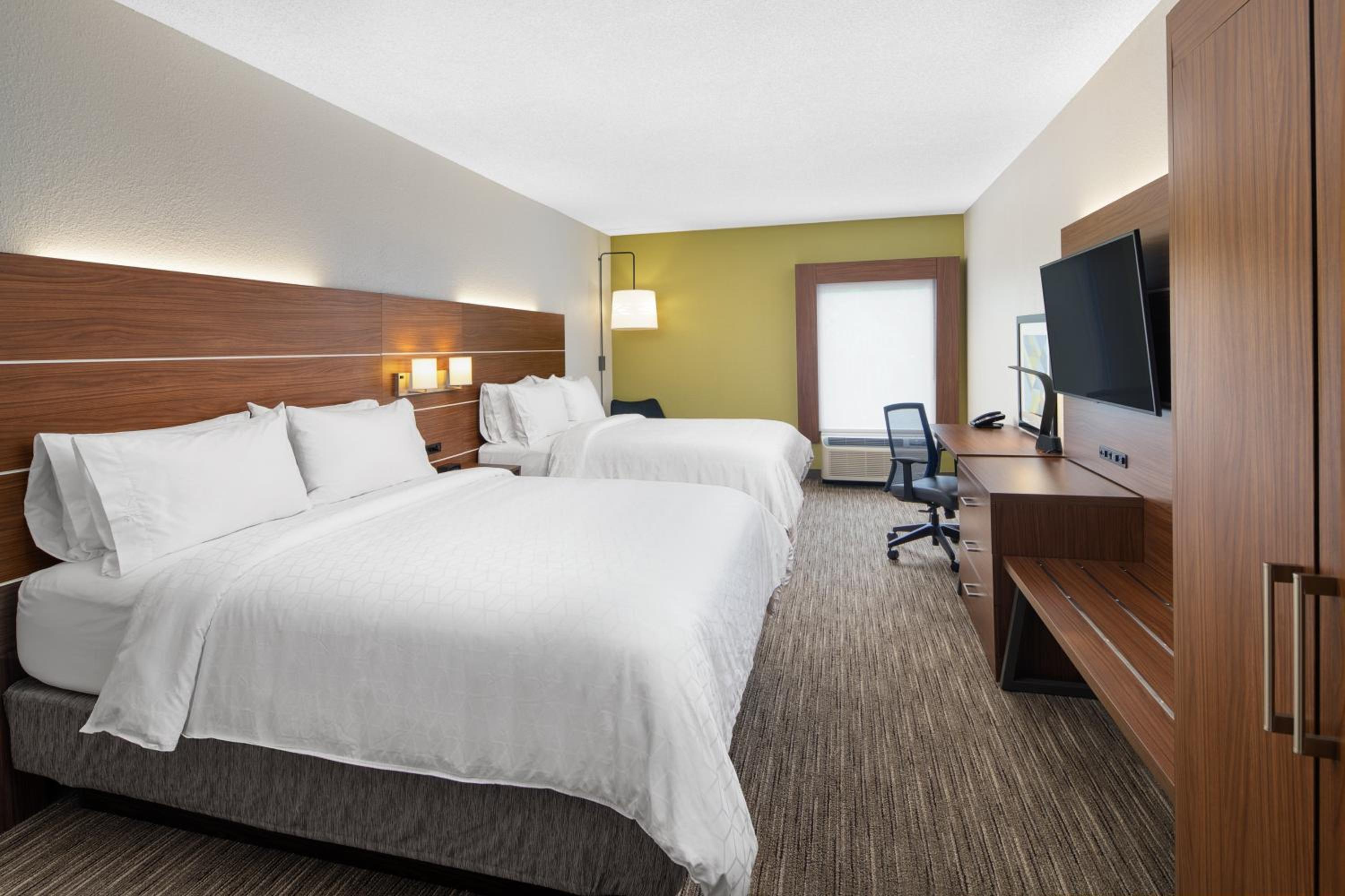 Standard Queen Room with Two Queen Beds - Photo 2