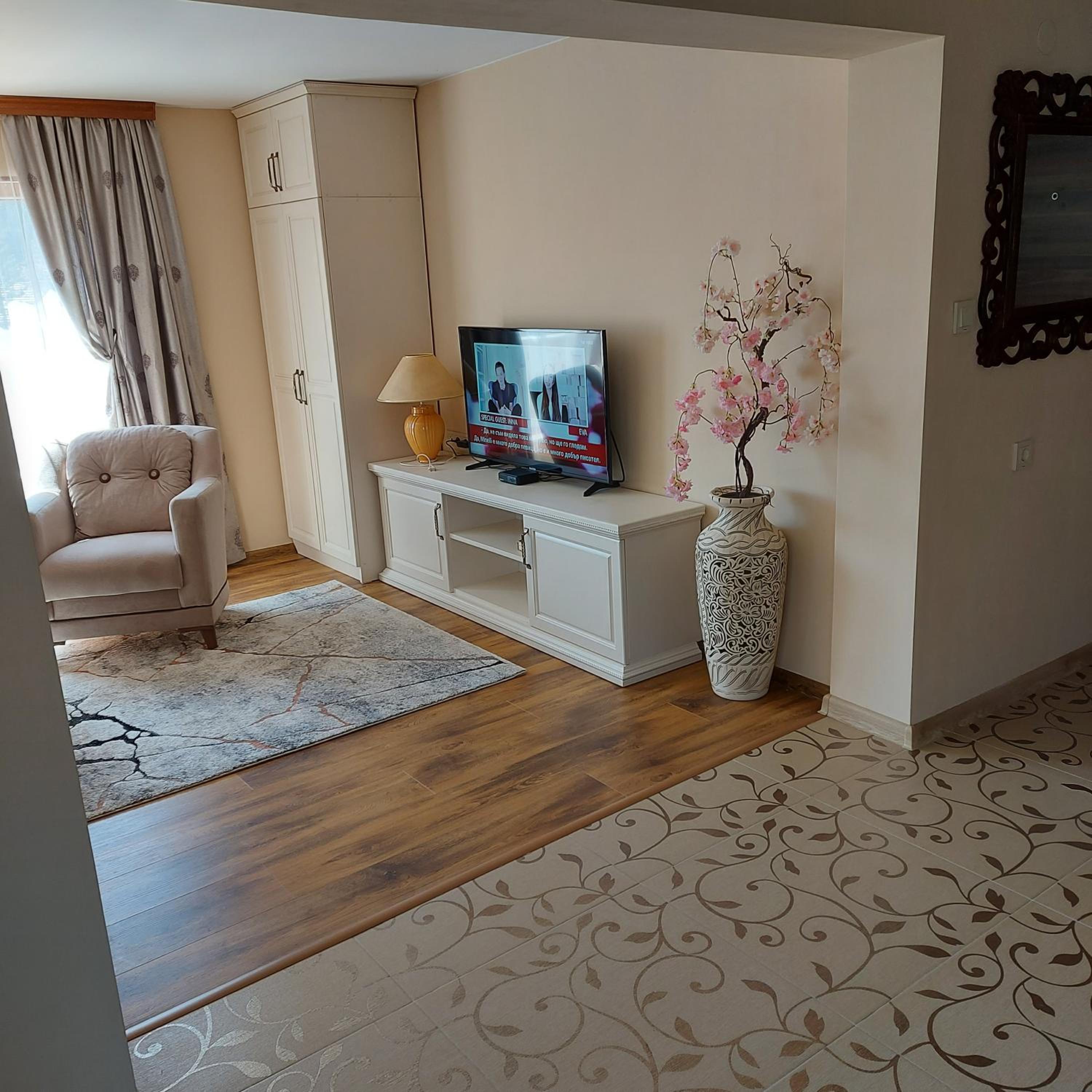 One-Bedroom Apartment - Photo 1