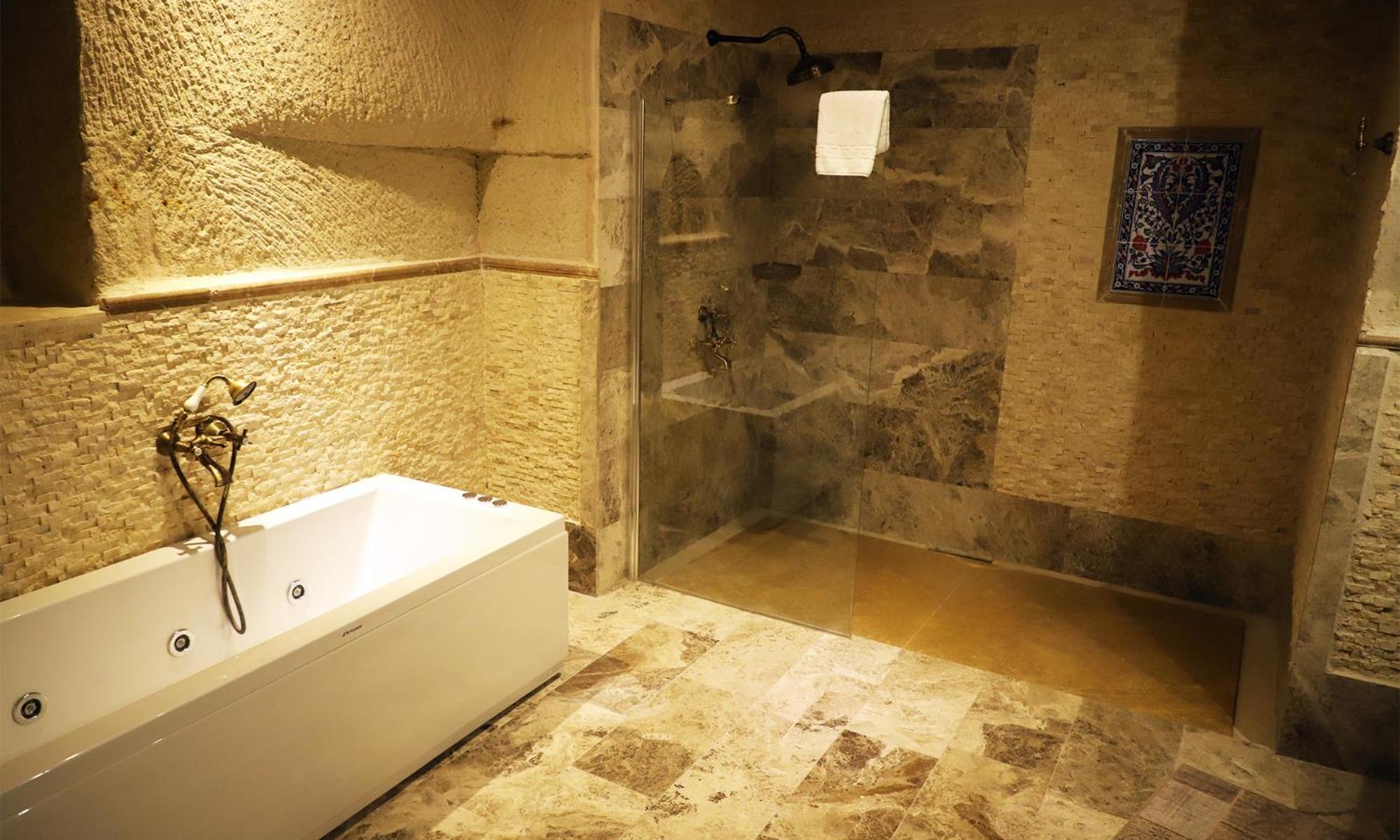 Deluxe Suite with Spa Bath - Photo 4