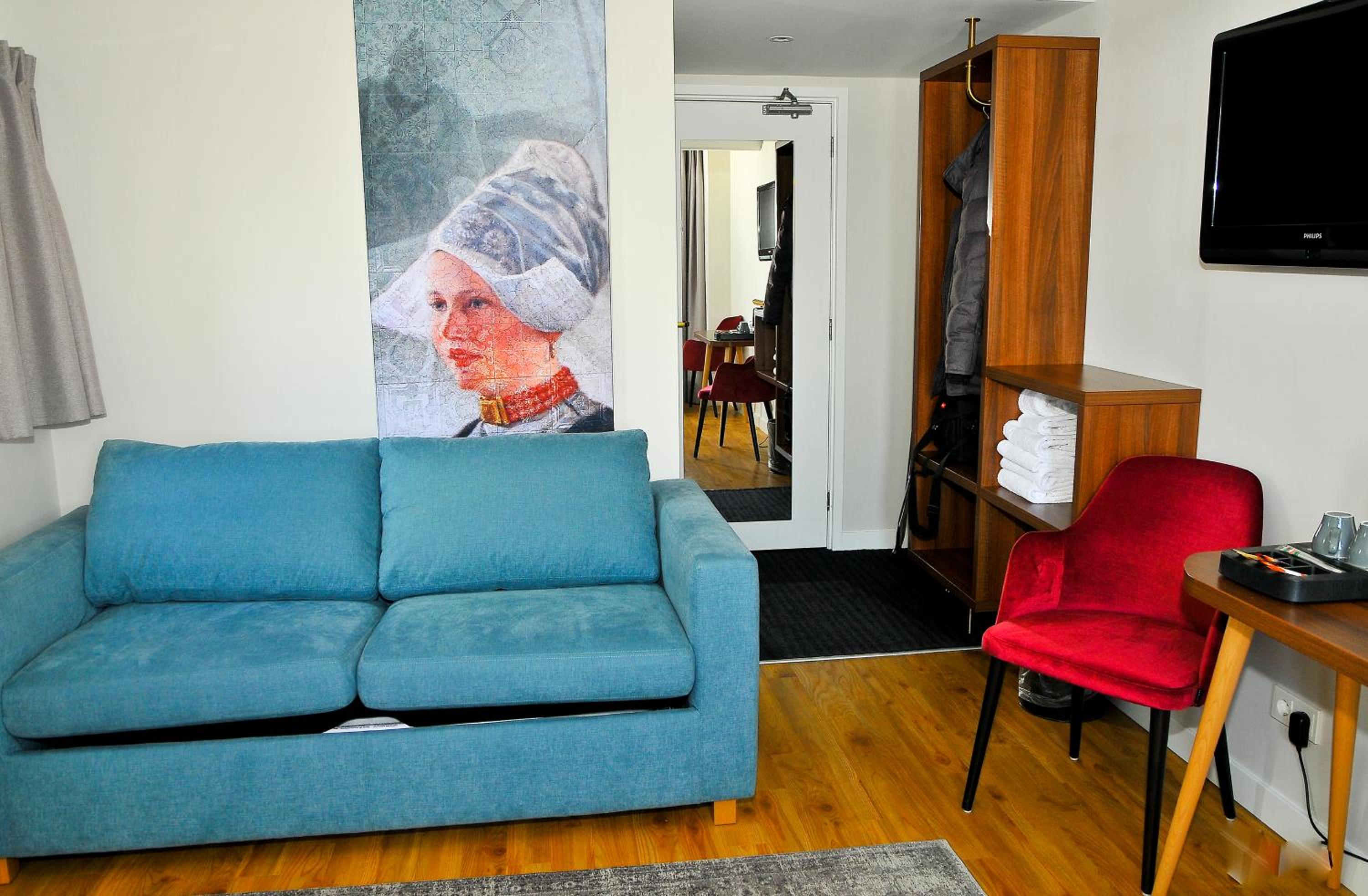 Suite with Two Single Beds and Sofa Bed - Photo 6