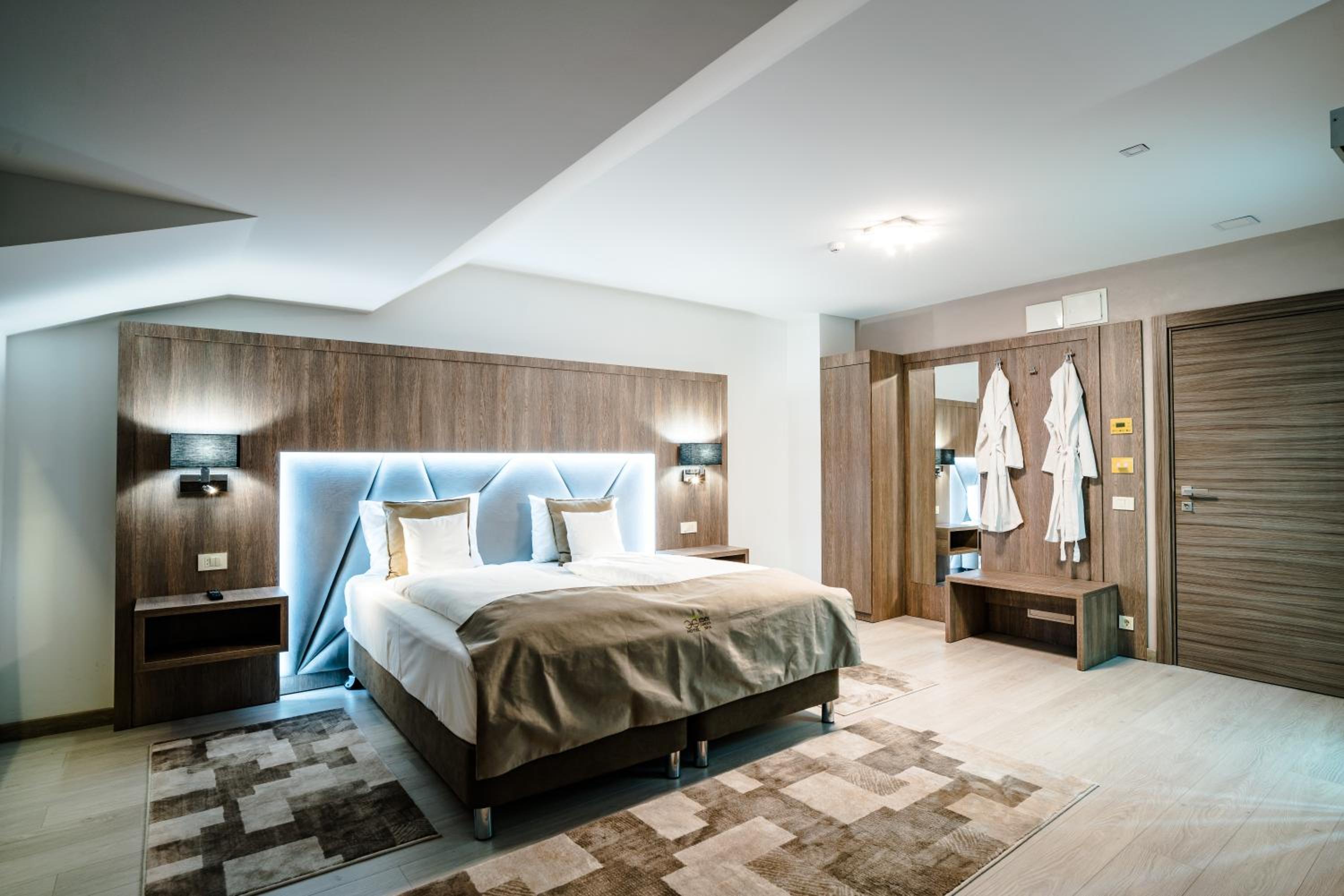 Standard Double or Twin Room with Balcony - Photo 3