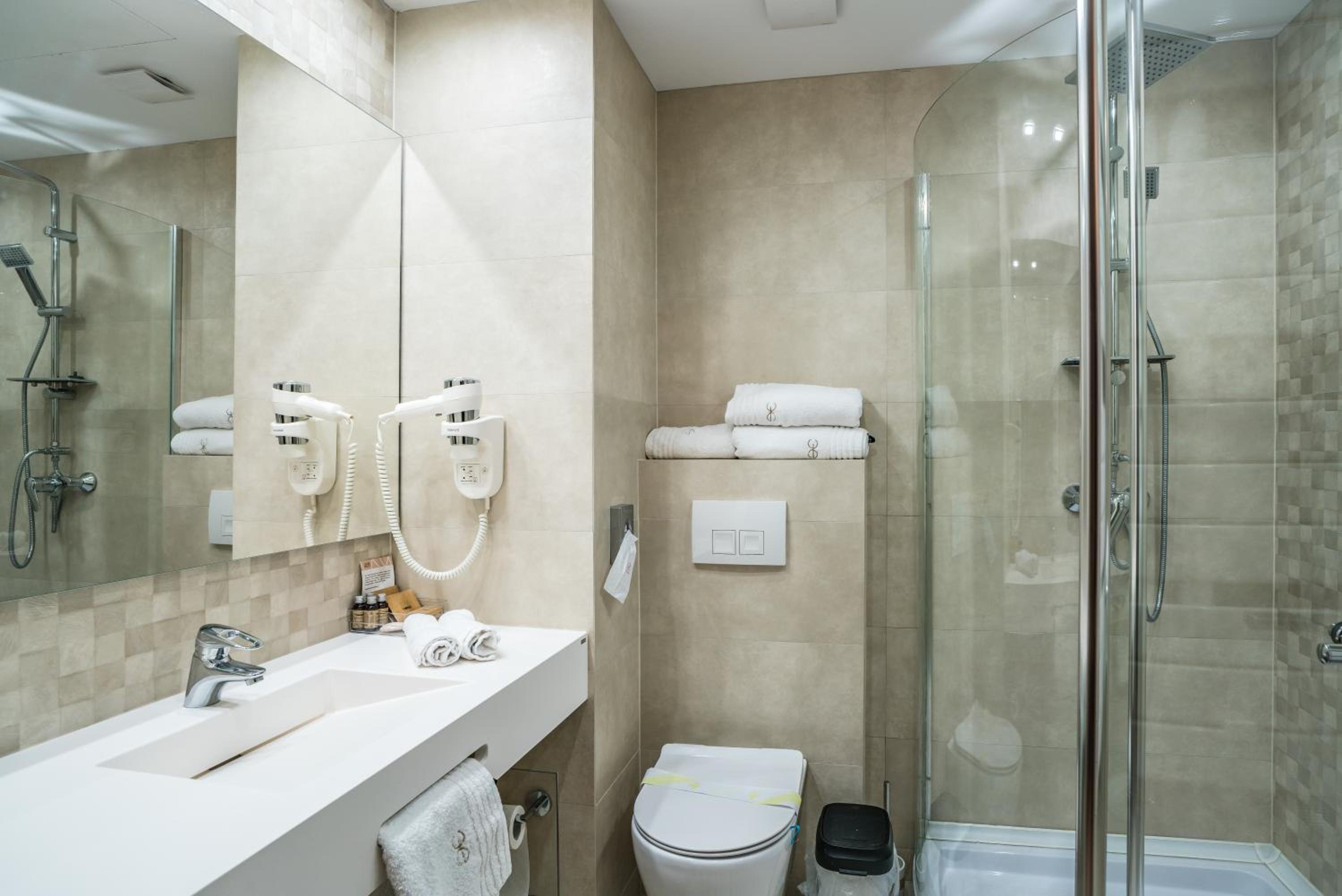 Standard Double or Twin Room with Balcony - Photo 4
