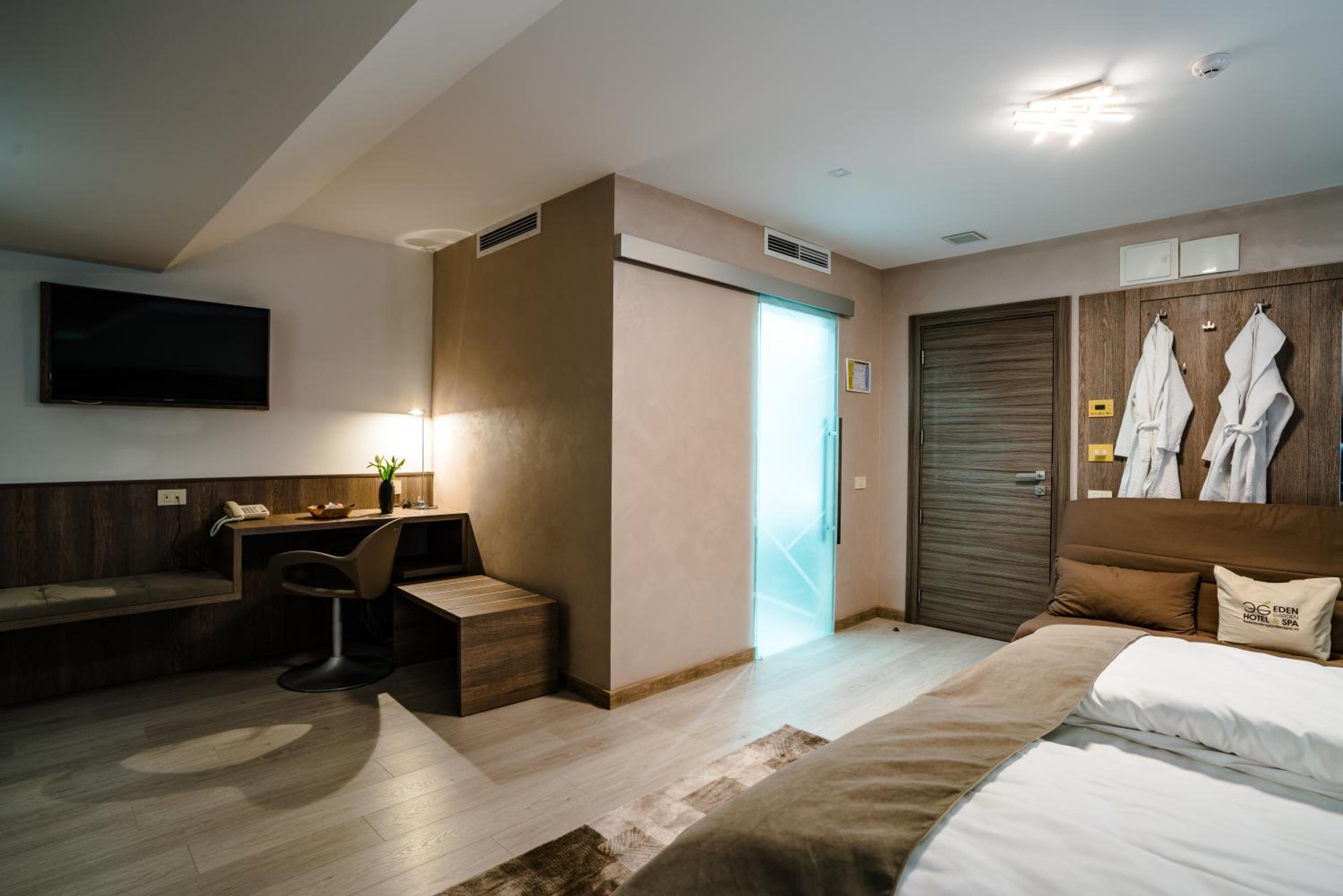 Standard Double or Twin Room with Balcony - Photo 5