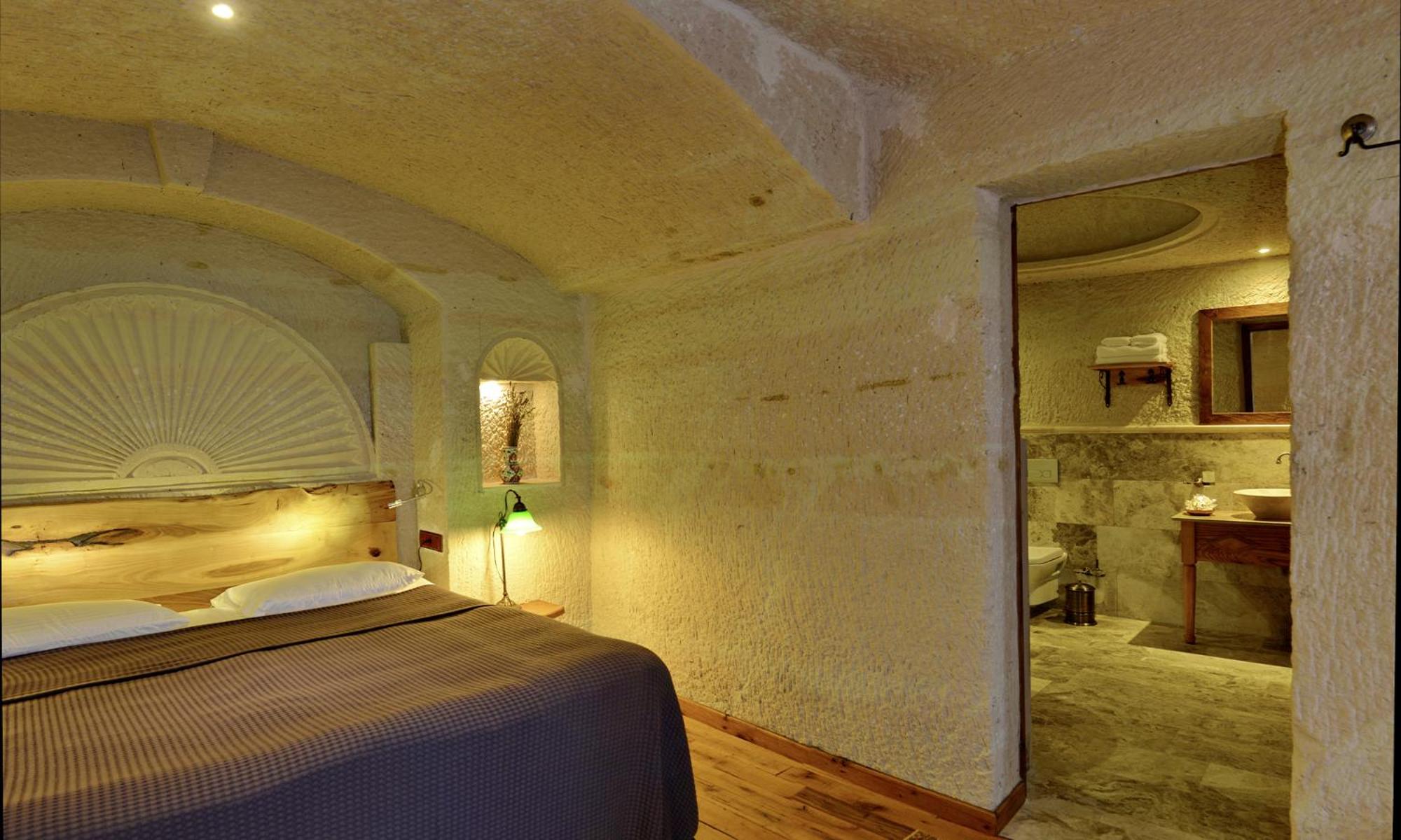 Deluxe Suite with Spa Bath - Photo 3