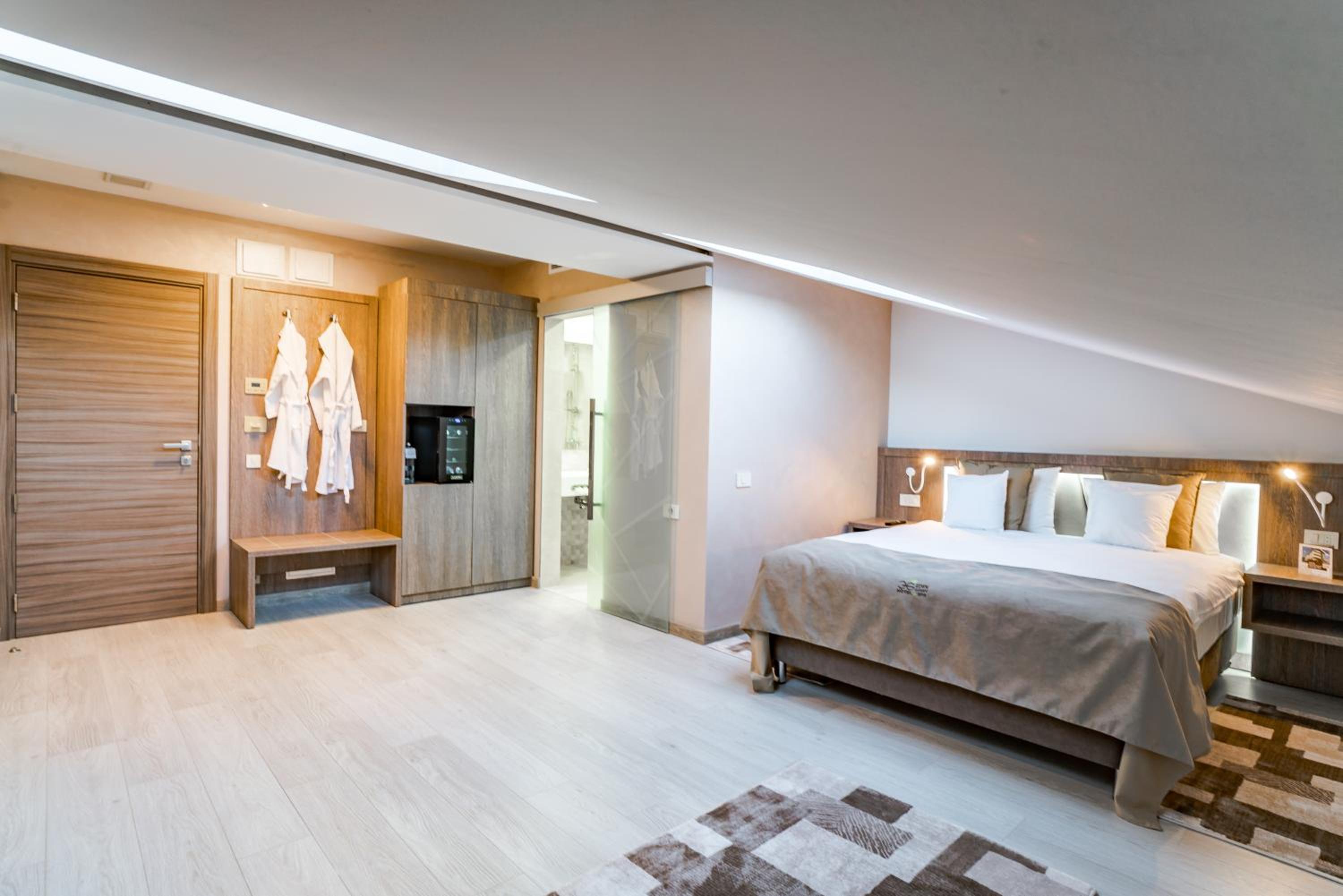Standard Double or Twin Room - Photo 5
