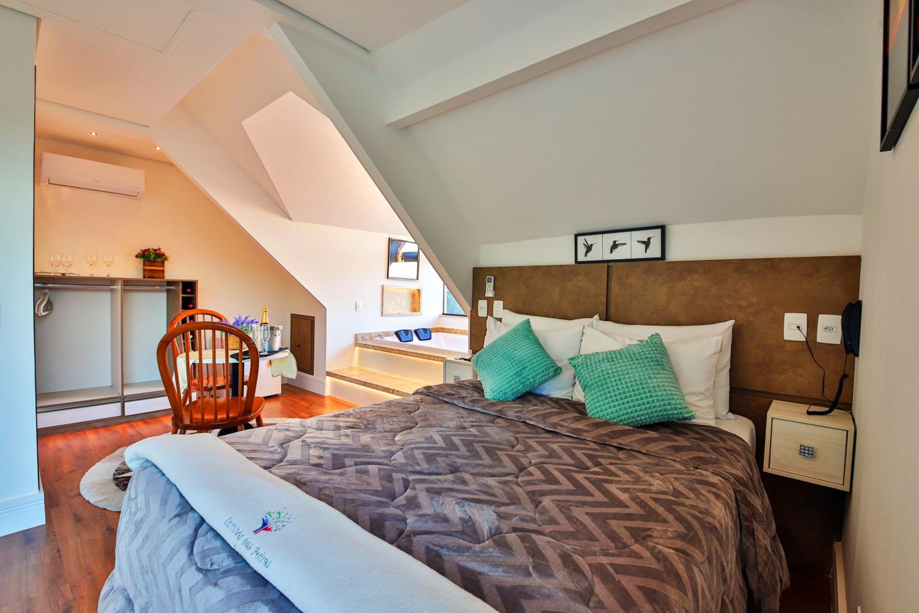 Queen Suite with Spa Bath photo 3