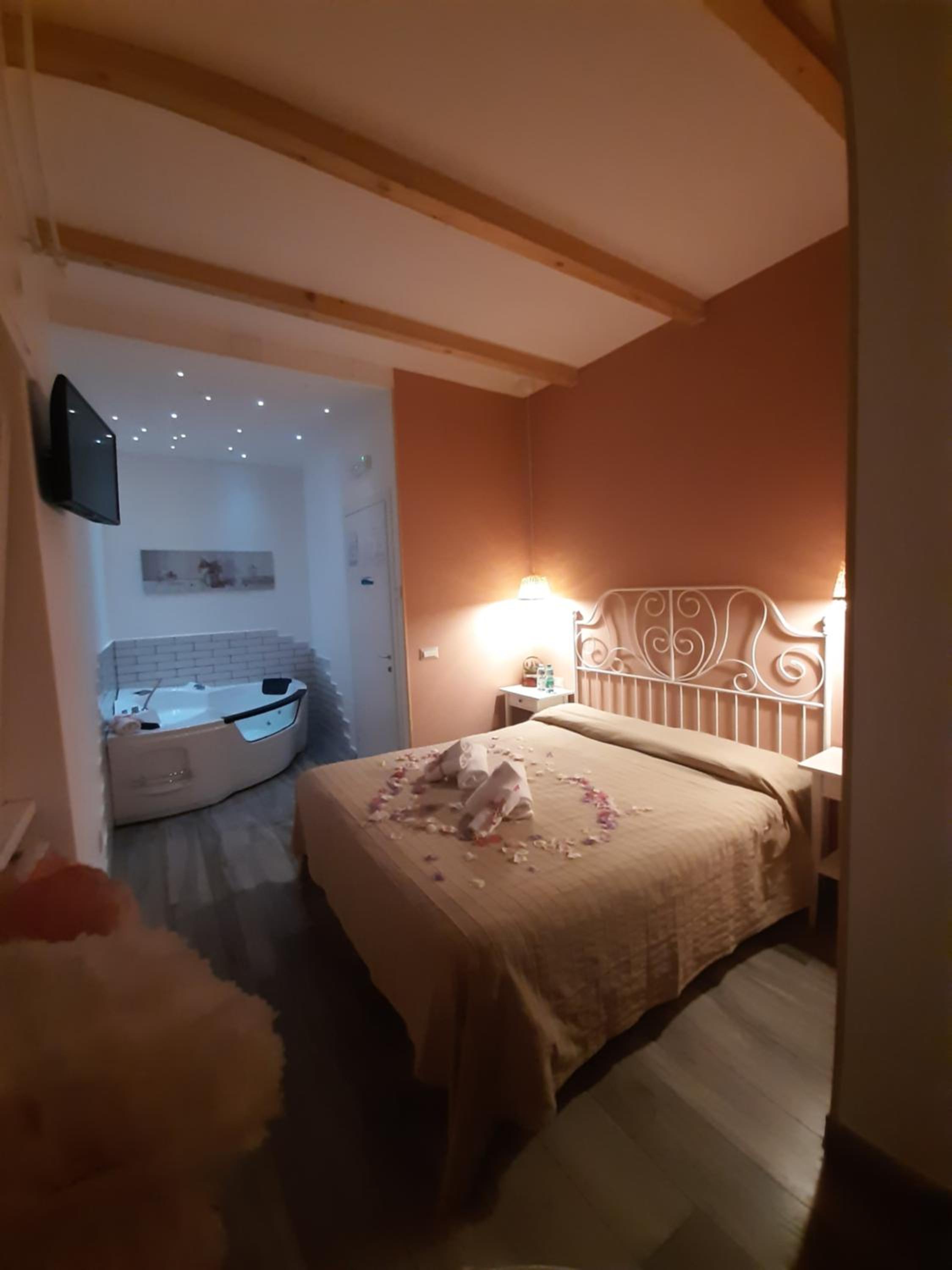 Double Room with Spa Bath photo 1