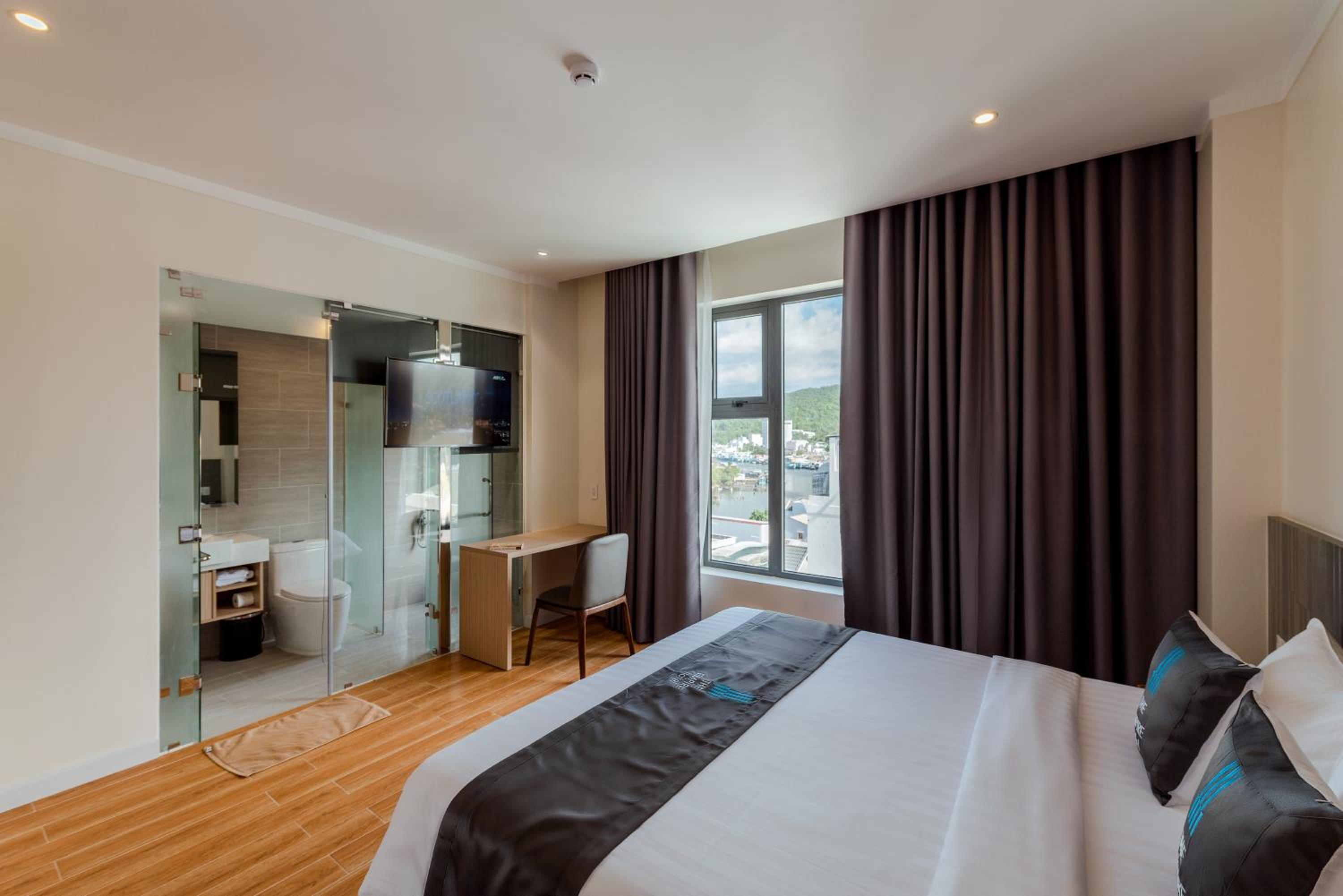 Deluxe Double Room - Photo 16
