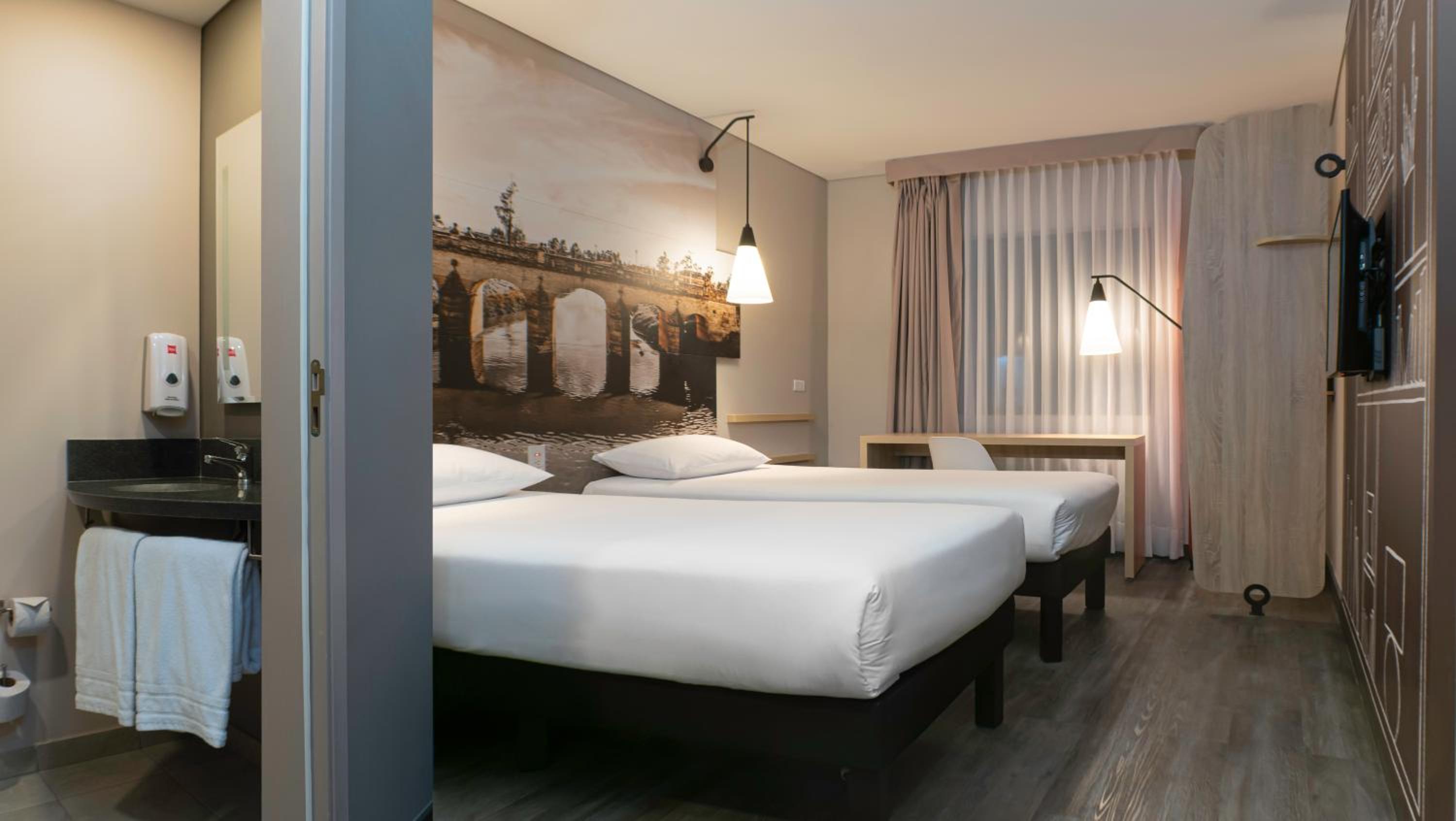 Standard Twin Room - Photo 3