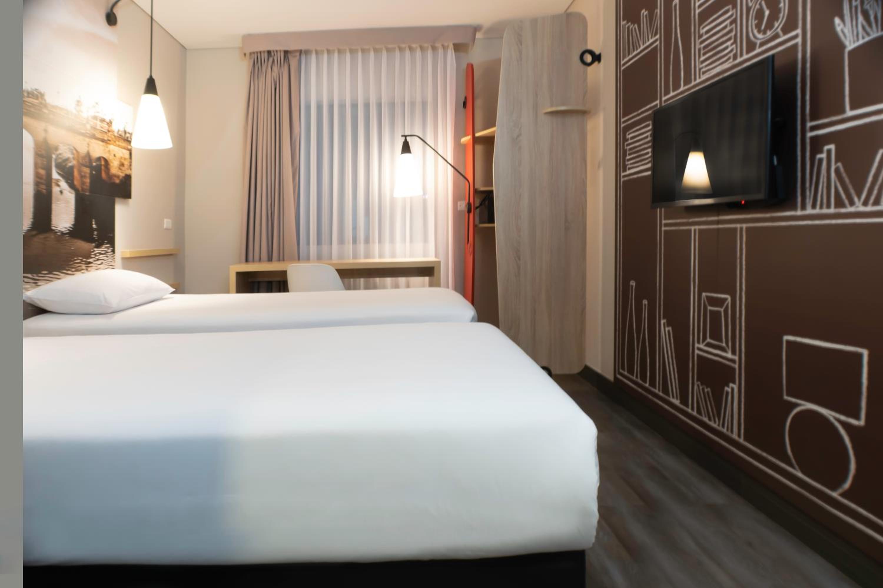 Standard Twin Room - Photo 4