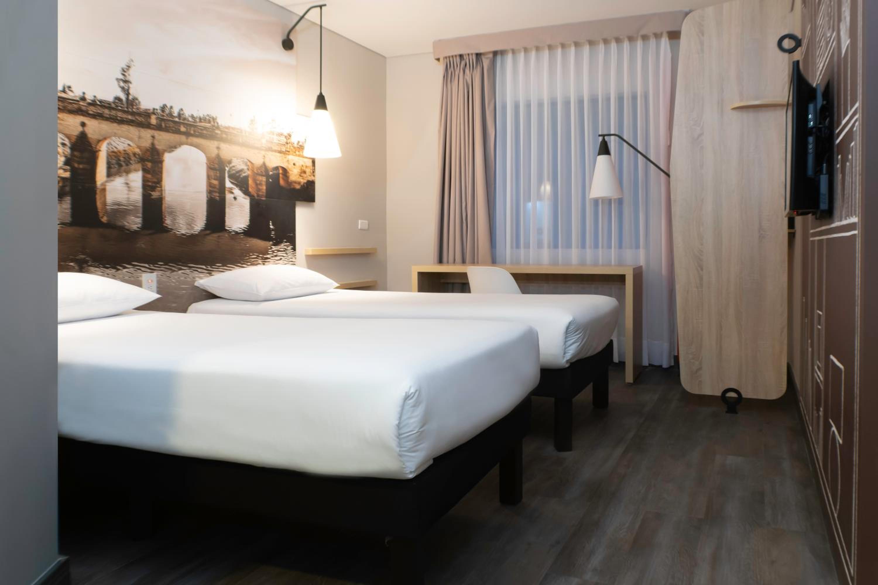 Standard Twin Room - Photo 9