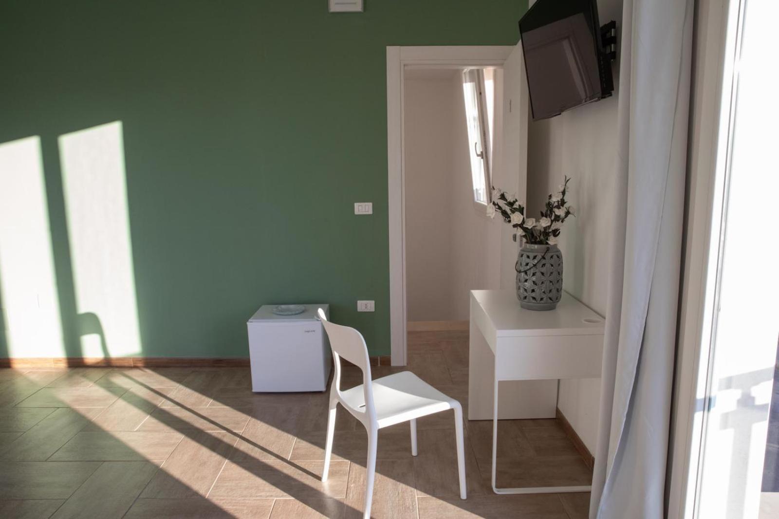 Quadruple Room with Balcony - Photo 5