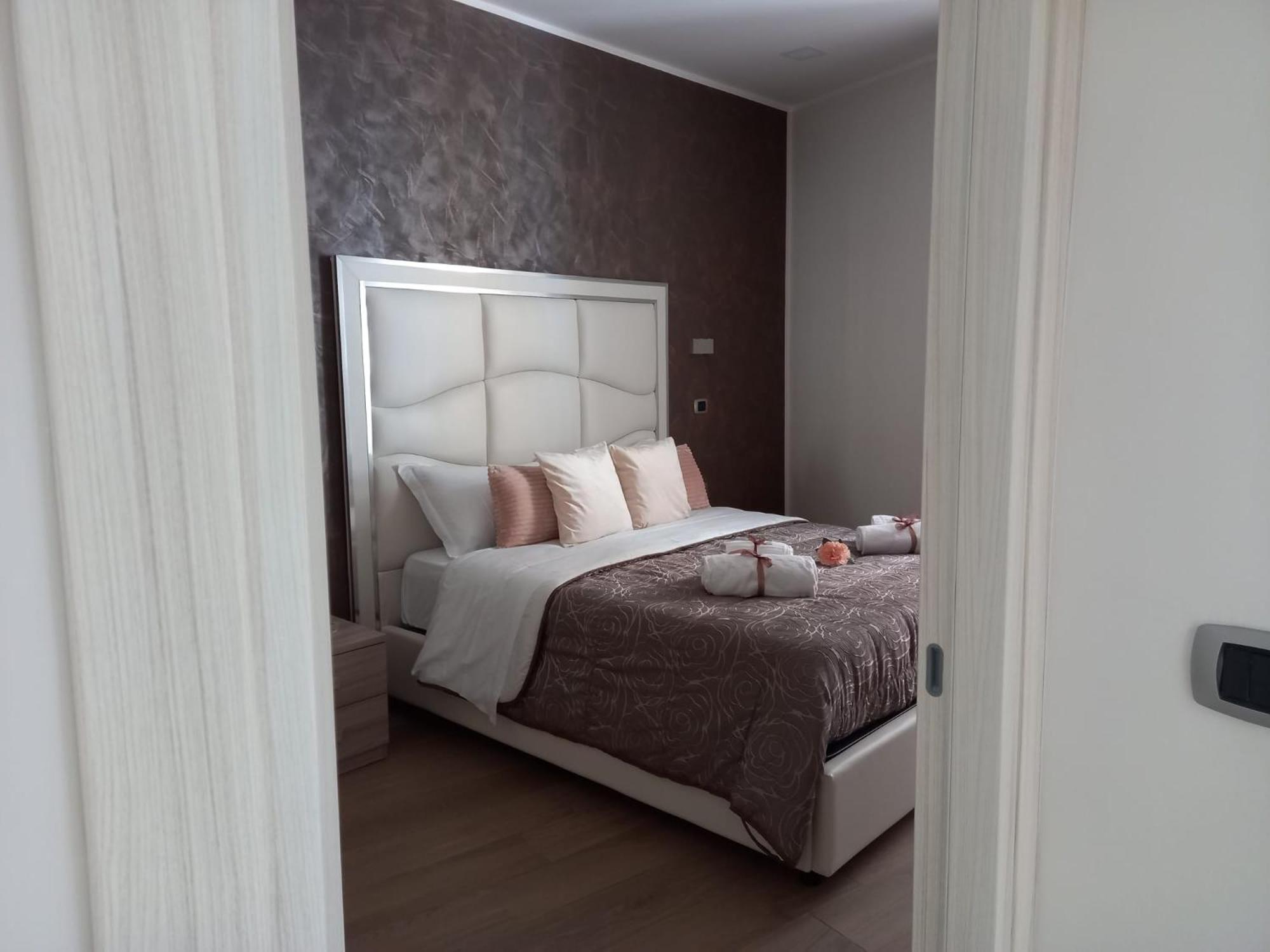 Deluxe Double Room with Balcony - Photo 8