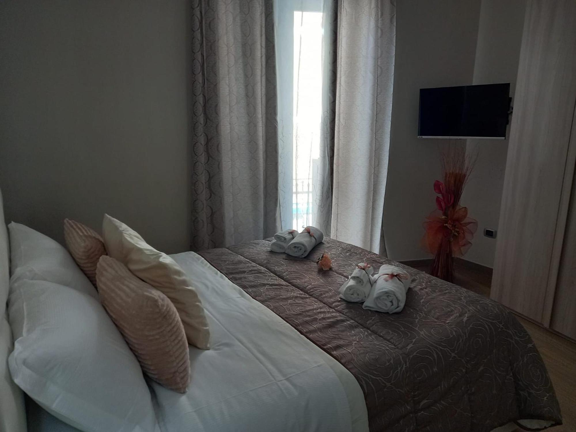 Deluxe Double Room with Balcony - Photo 7