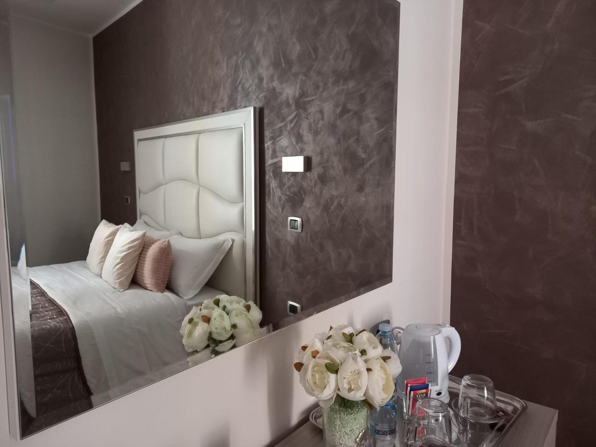 Deluxe Double Room with Balcony - Photo 5