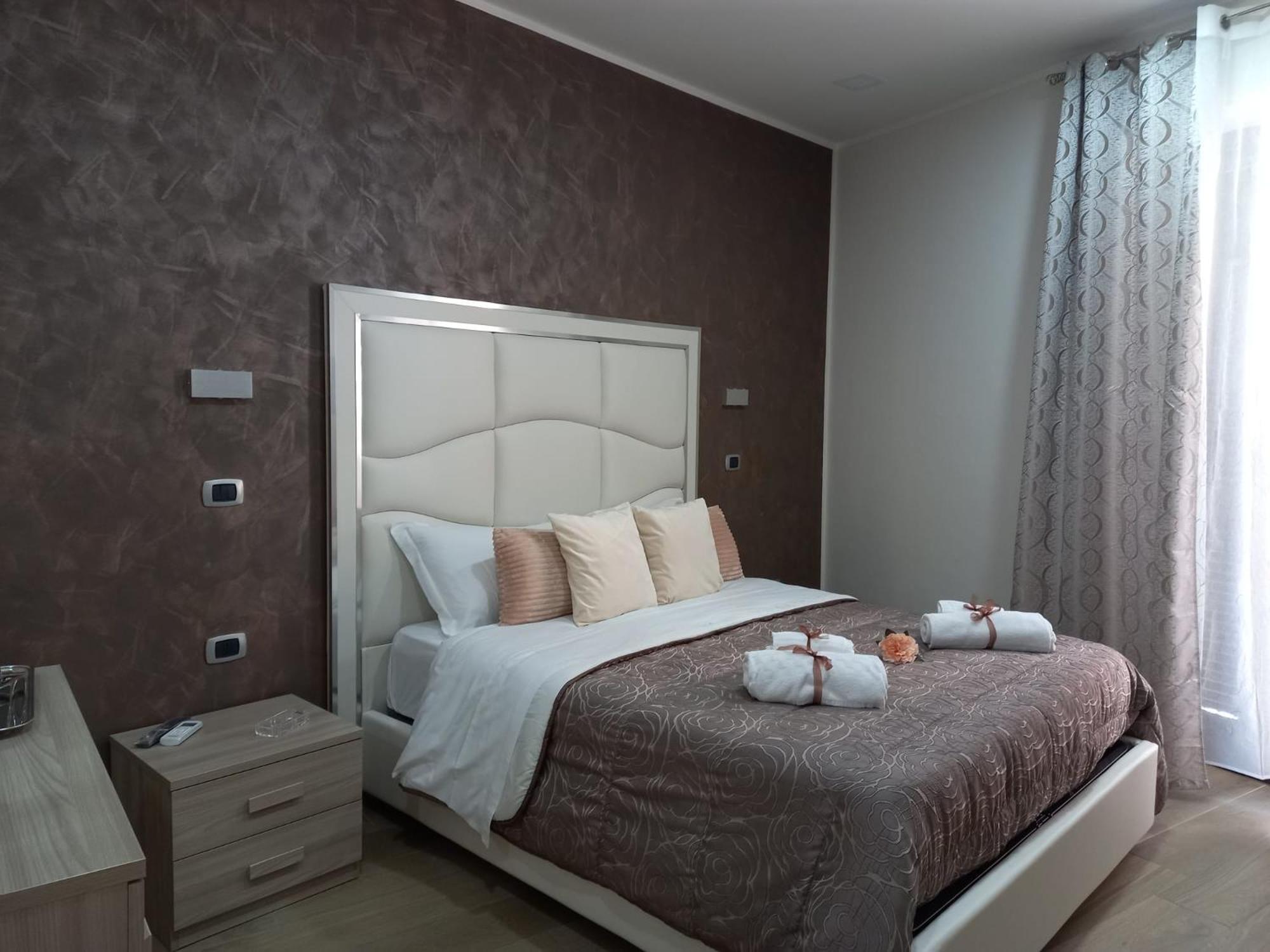 Deluxe Double Room with Balcony - Photo 9