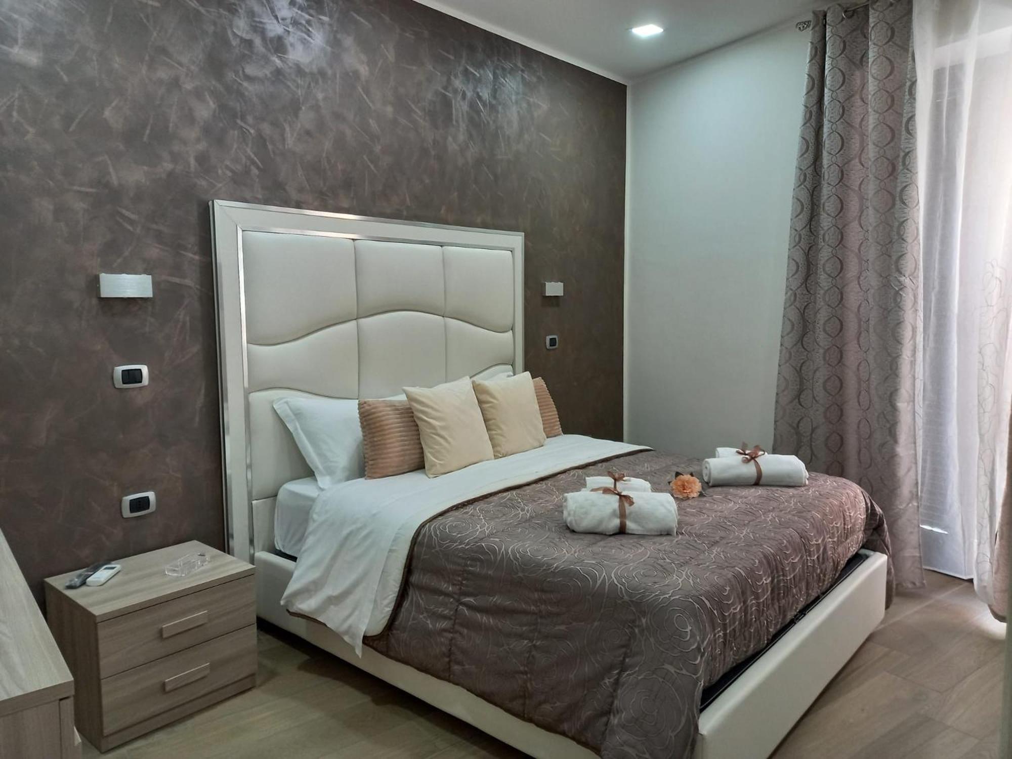 Deluxe Double Room with Balcony - Photo 4